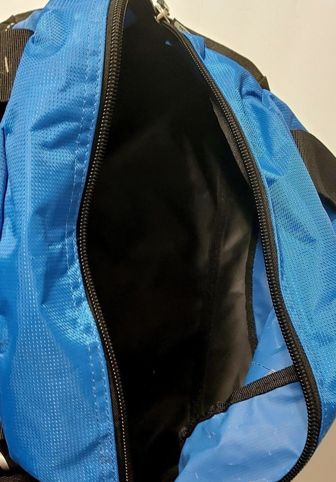 OGIO Half Dome Duffel Bag Blue Black Gym Travel Bag Audio Pocket Udelhoven NWT