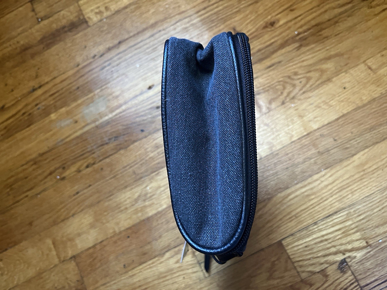 John Varvatos Travel Toiletry Bag. Gray 10″×7″×4″ in Dimensions