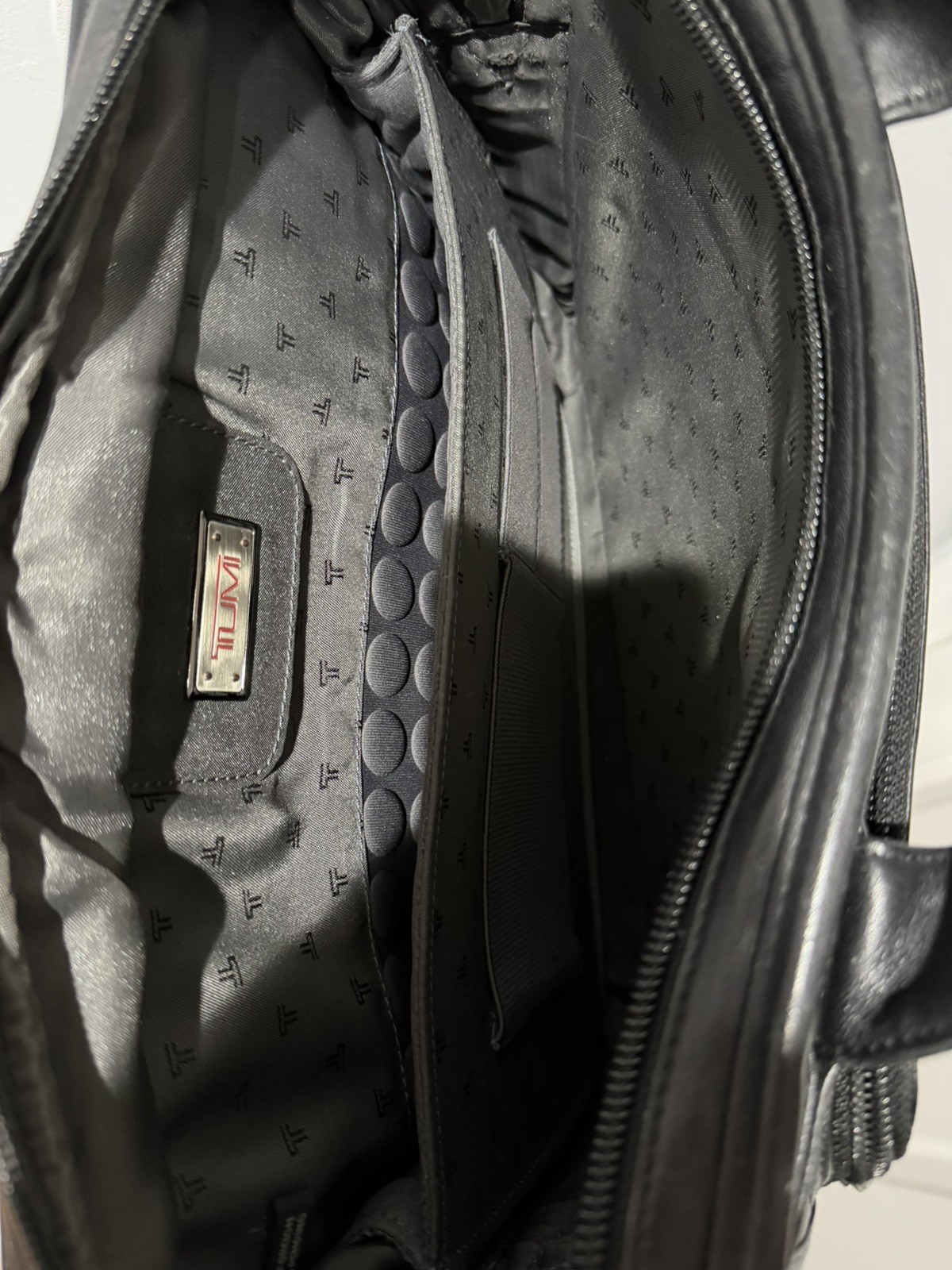 Tumi Leather Messenger Laptop Crossbody Tote Black Bag Pockets L