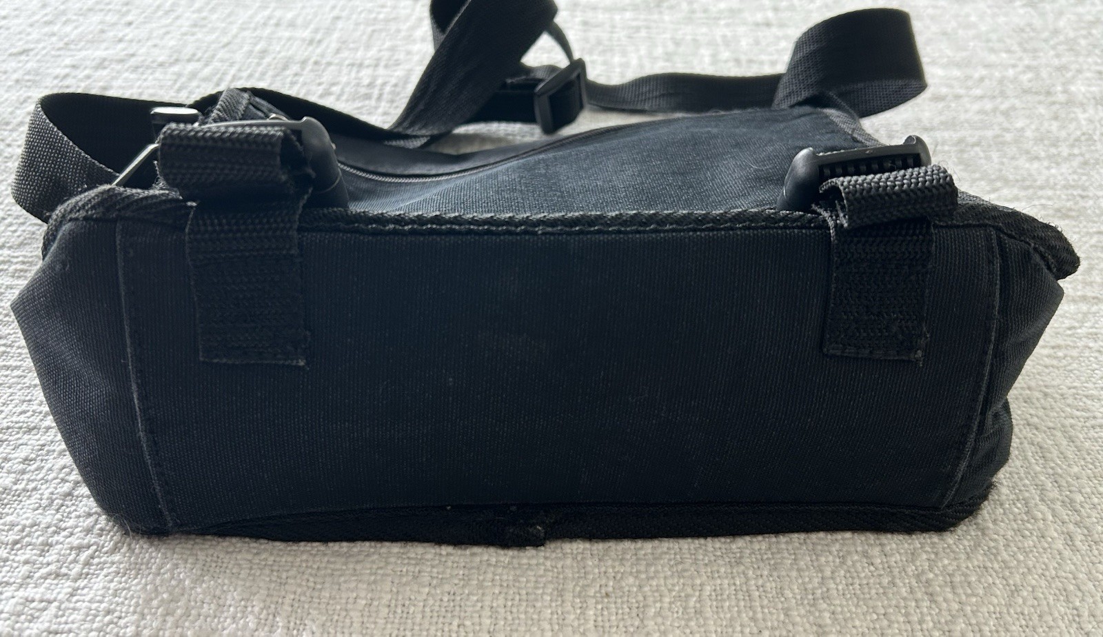 L’Egent 2000 Black Canvas Messenger Bag Crossbody 90’s Vintage Y2K 10 X 12 Inch