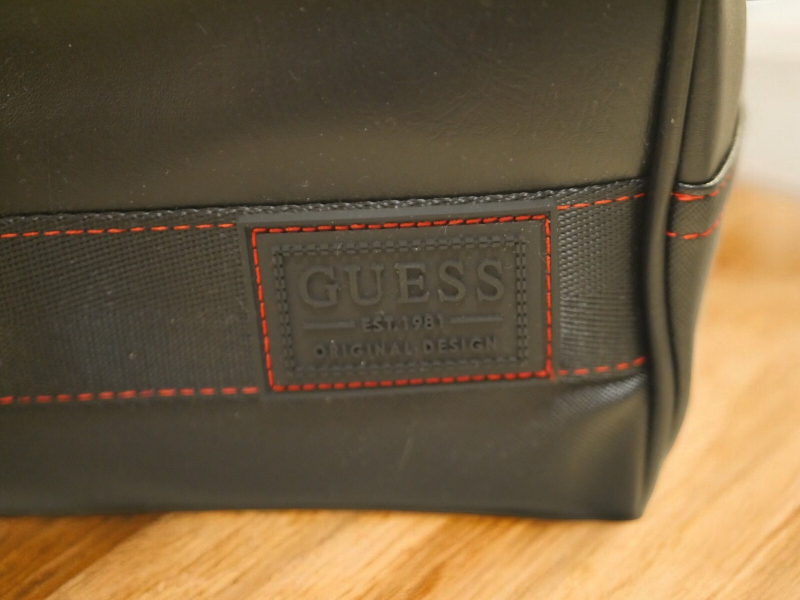 NEW MEDIUM MEN’S GUESS BLACK RED LEATHER HANDLE TOILETRY TRAVEL CASE BAG POCKET