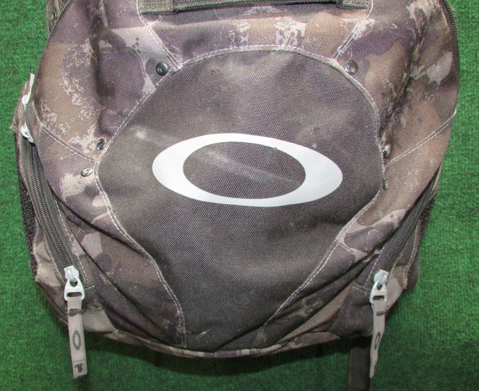 Oakley RN 96548 CA 35460 Kitchen Sink Heavy Duty Backpack – Black/Grey Camo