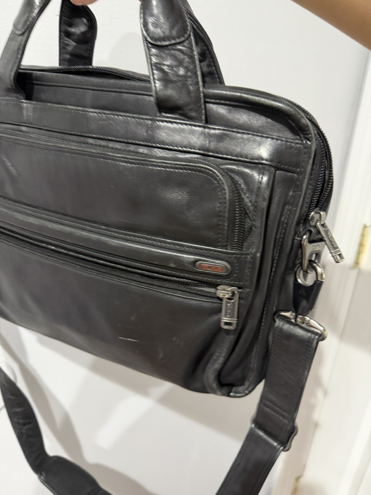Tumi Leather Messenger Laptop Crossbody Tote Black Bag Pockets L