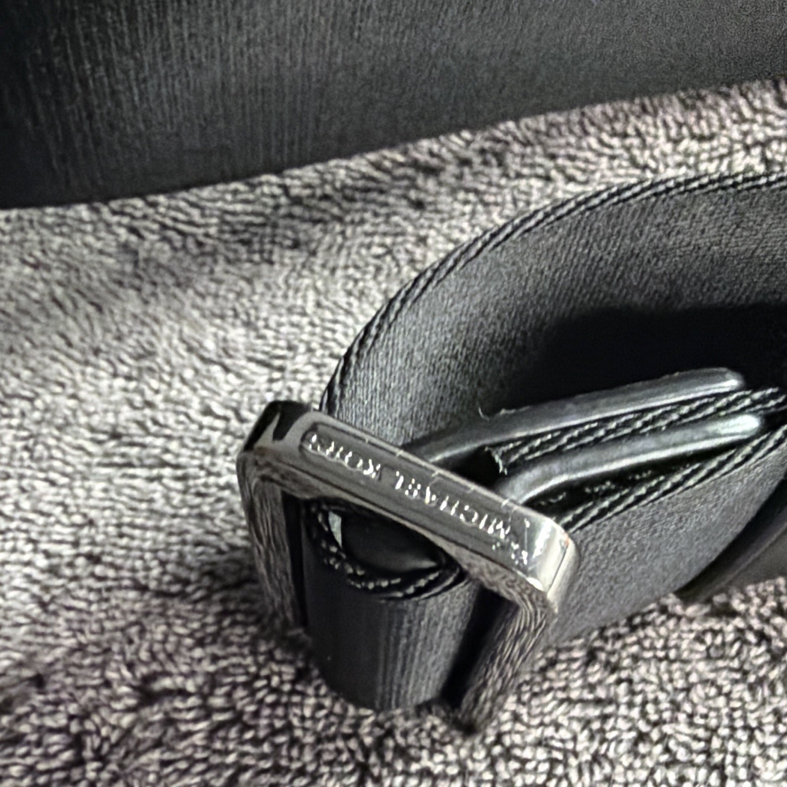 Michael Kors Black Messenger Bag Magnetic Closure Adjustable Strap Inner Pockets
