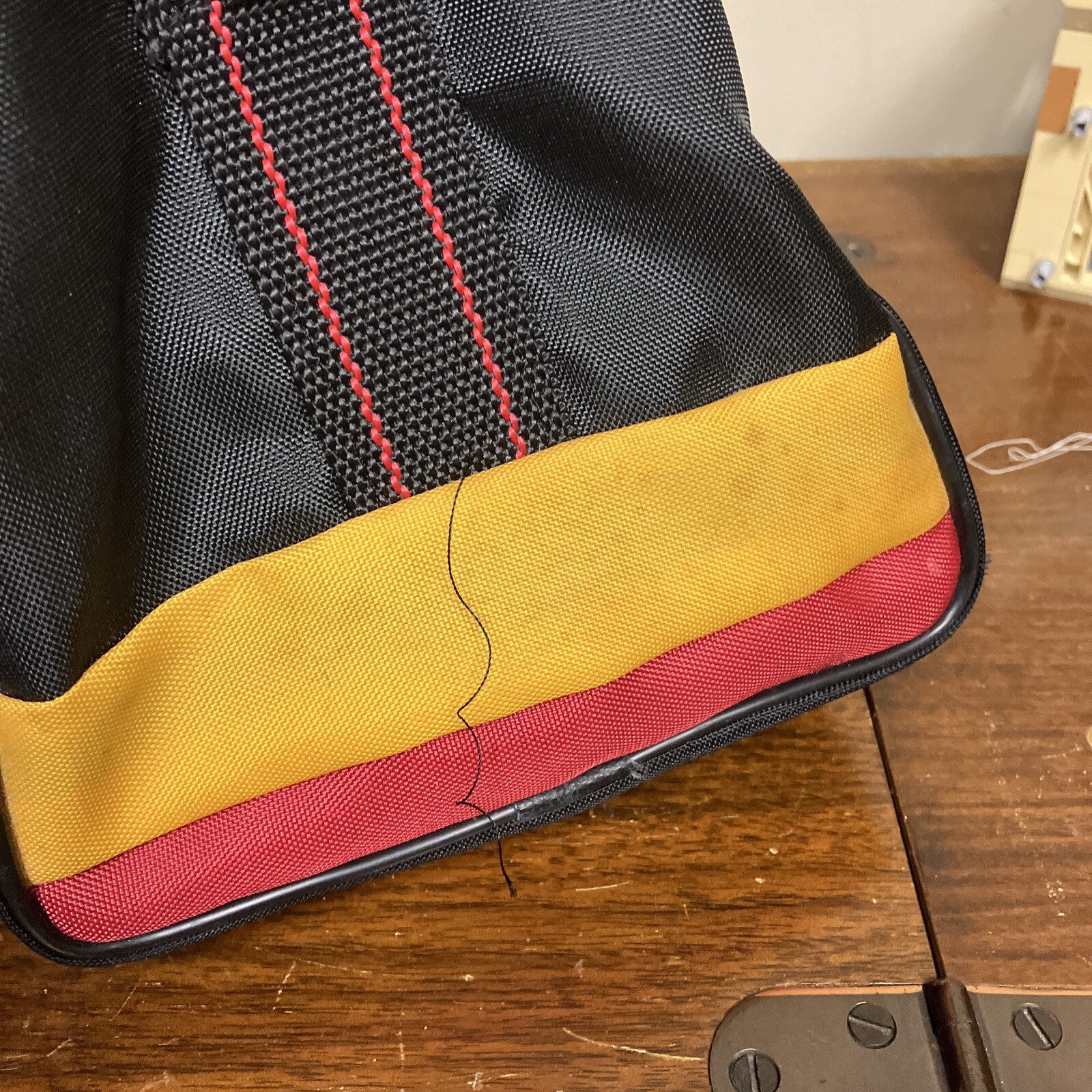 Duffle/Travel Bag, Black/Yellow/Red Multi Pockets 15”x7.5”x7” Vintage EUC