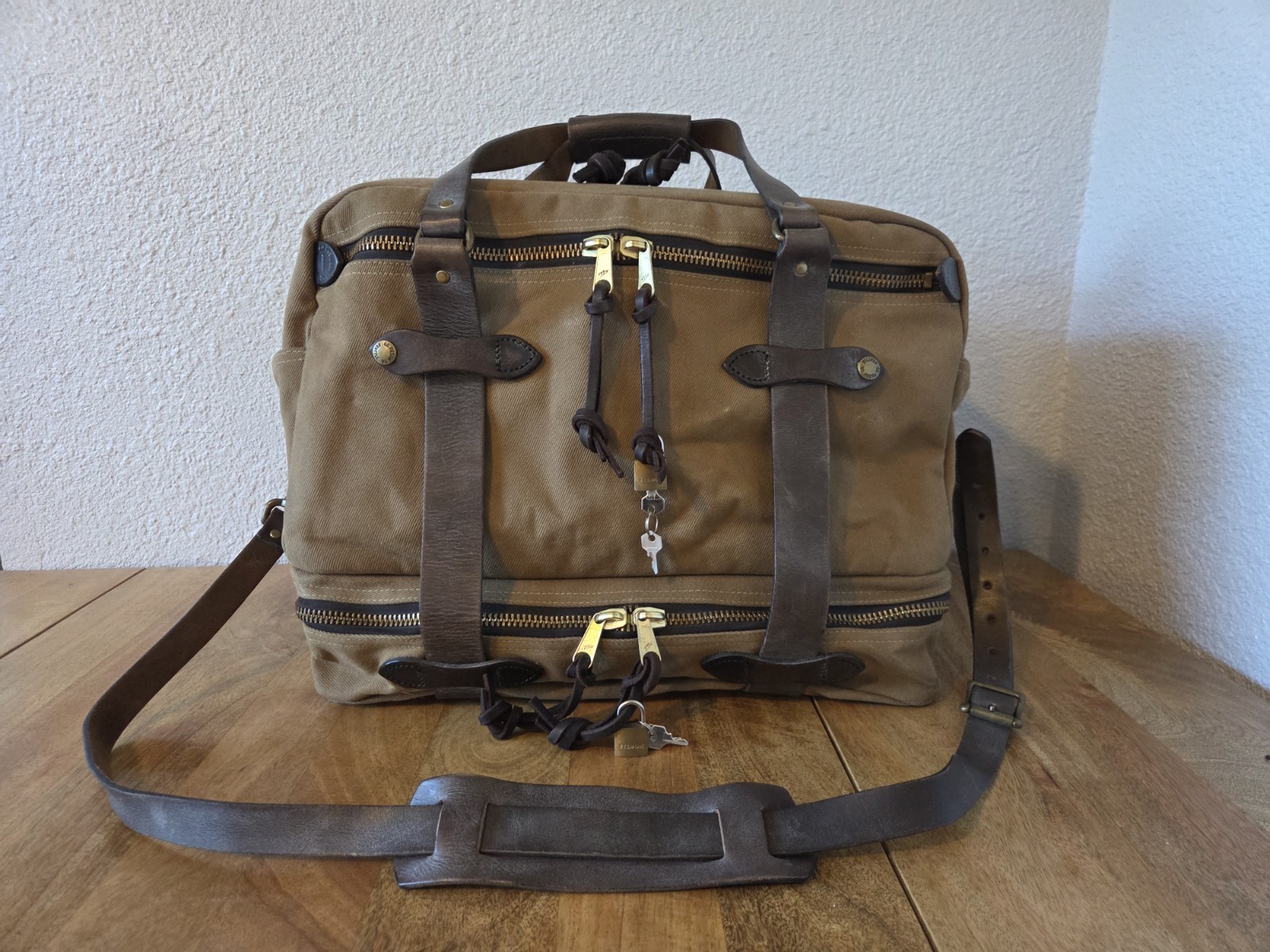 Filson Medium Rugged Twill Outfitter Bag | NWOT | Talon Era | Tan | Made in USA