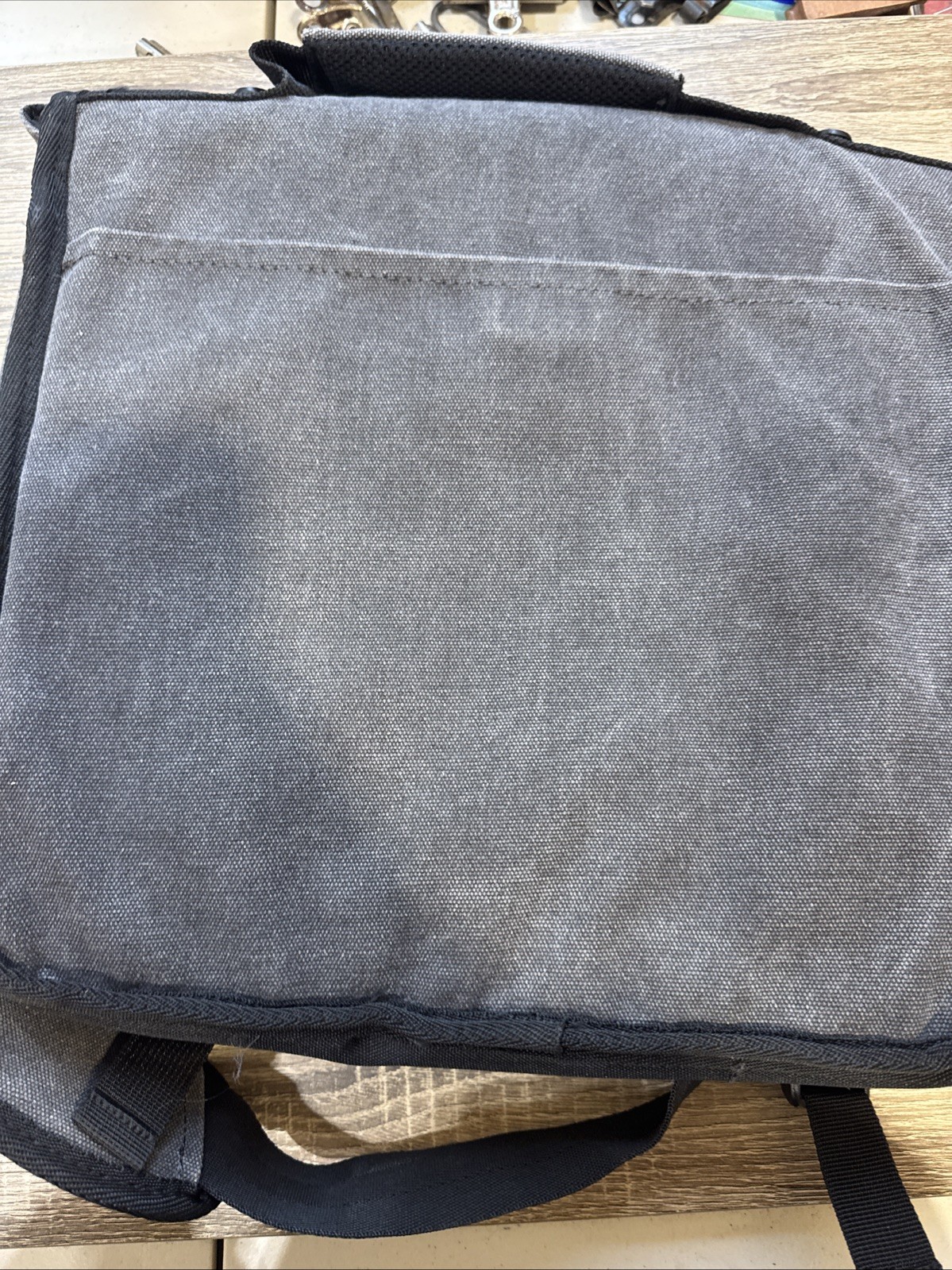 SwissGear Zinc DSLR Camera Messenger Bag in NWOT 17” L 12.5” T 6” D