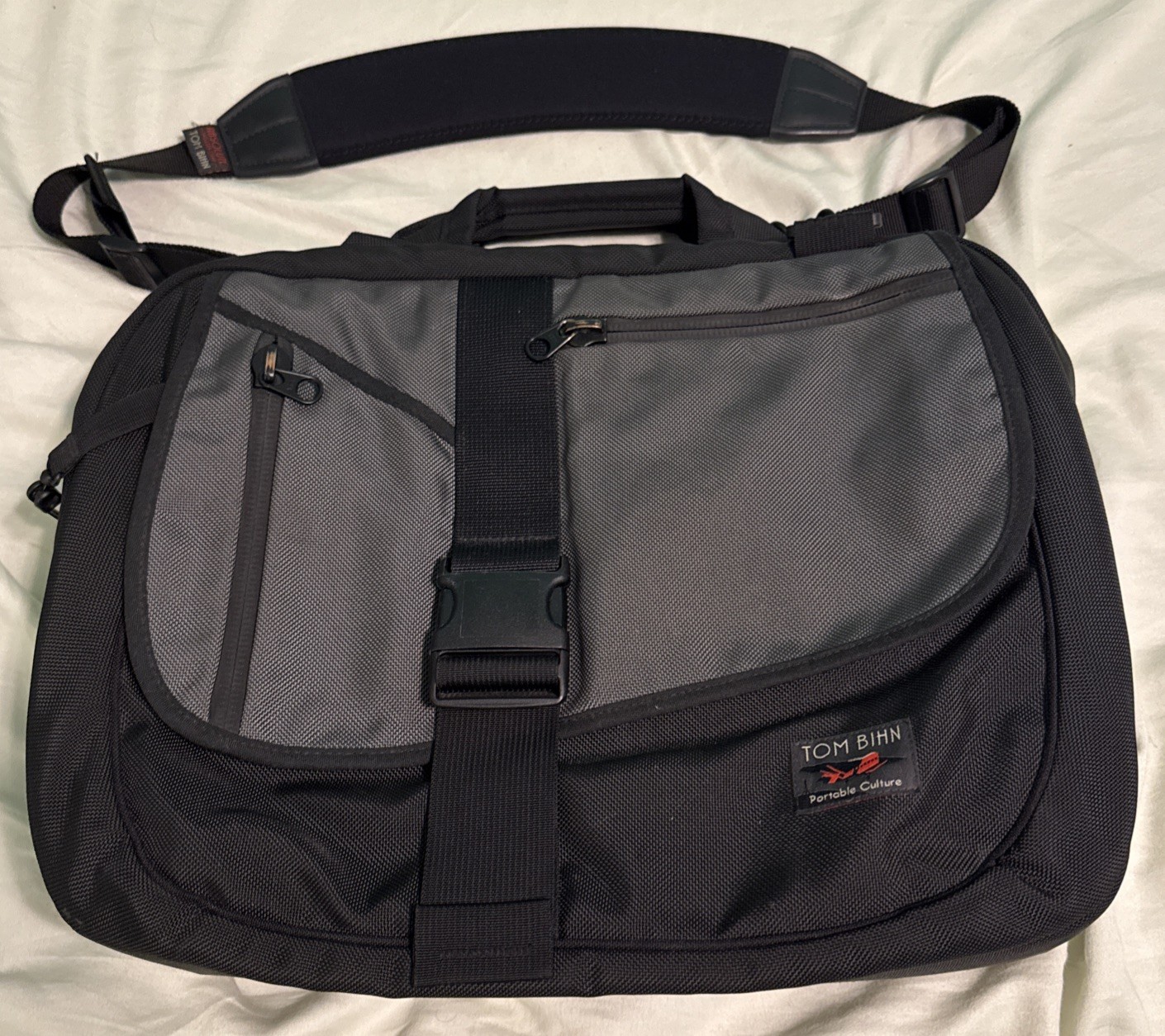 TOM BIHN Zephyr briefcase Laptop Bag Nylon Messenger w/ Shoulder Strap EUC 18”