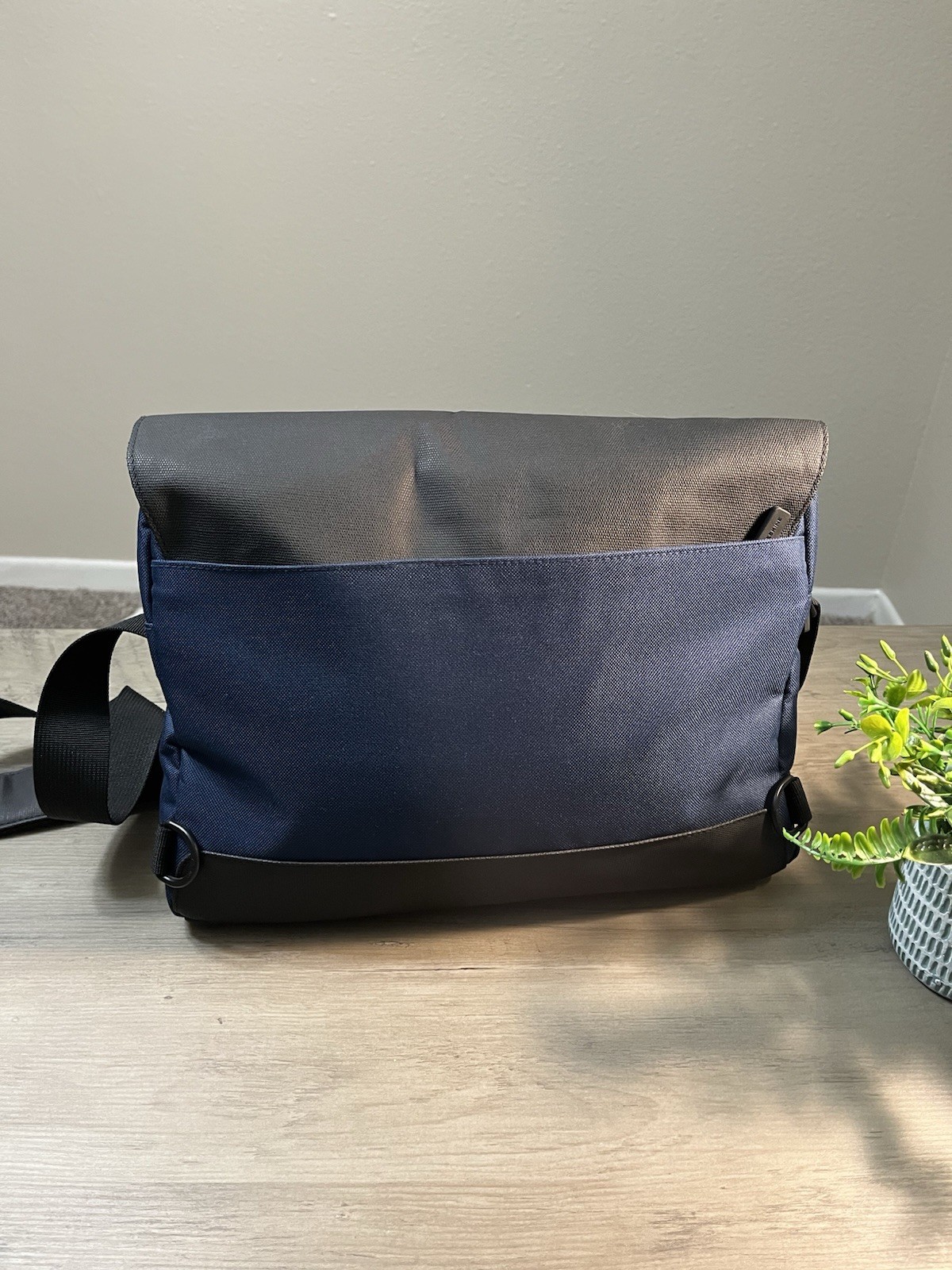 Moleskine Messenger Crossbody Tote Dual interior compartment
