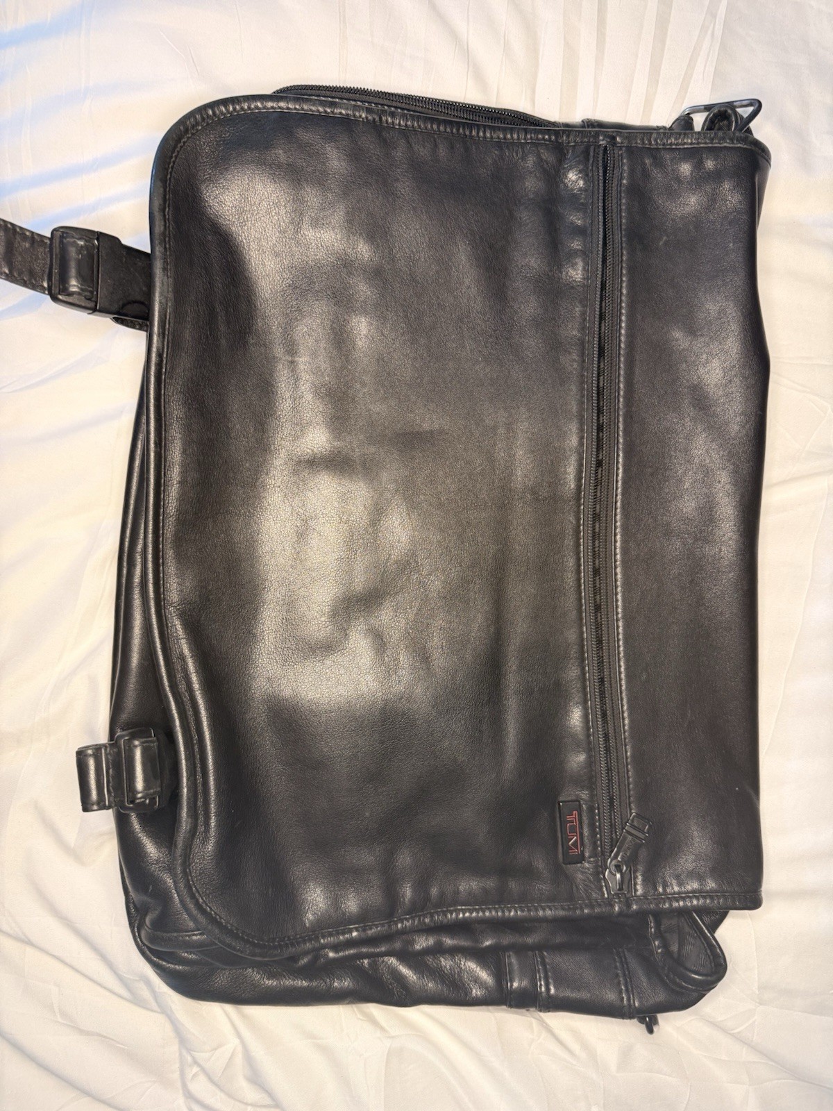 Tumi Men’s Black Medium Messenger Bag Zip Closure Cross-Body Strap Business
