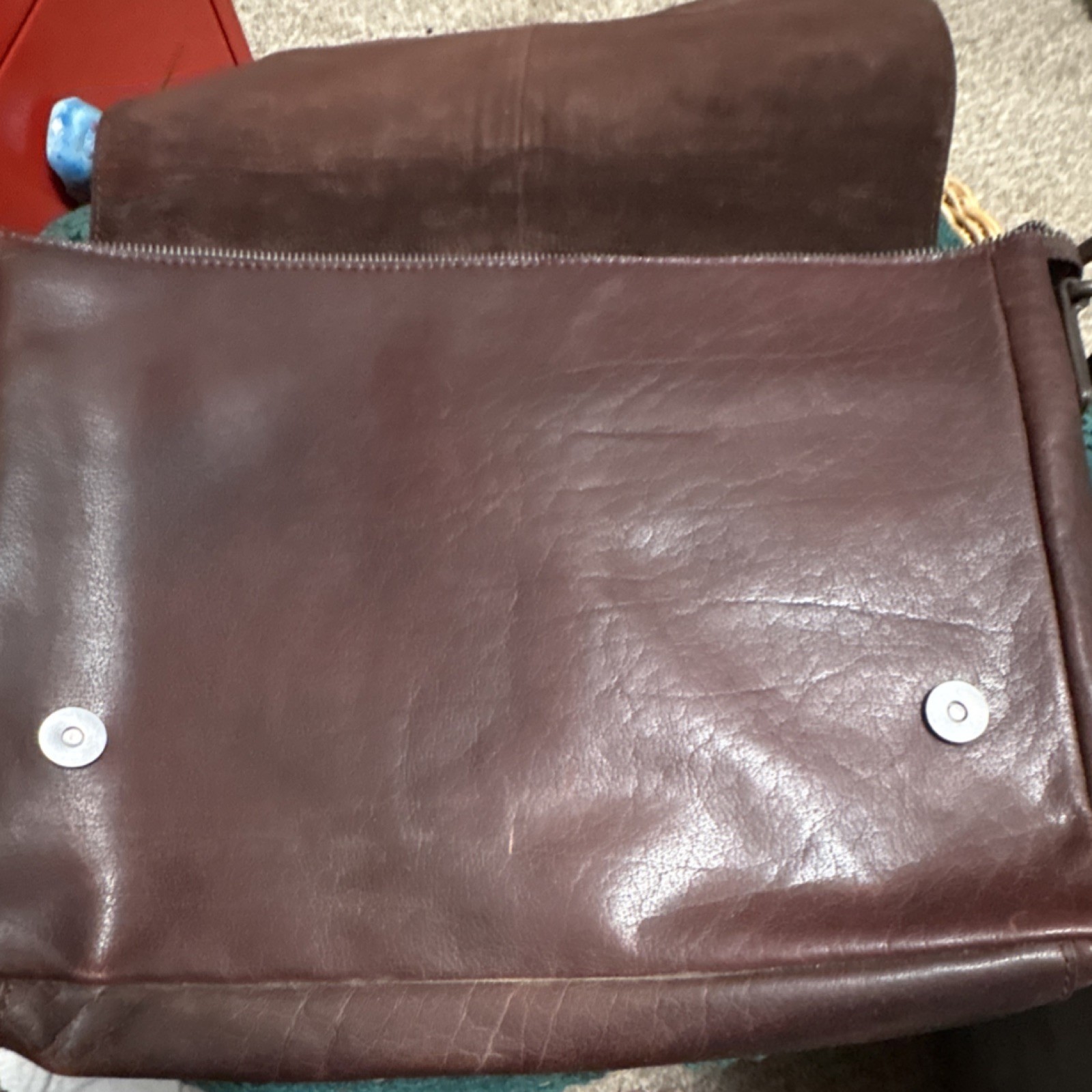 Brown Messenger Bag Magnetic Zip Closure Inner Pockets Shoulder Strap Men