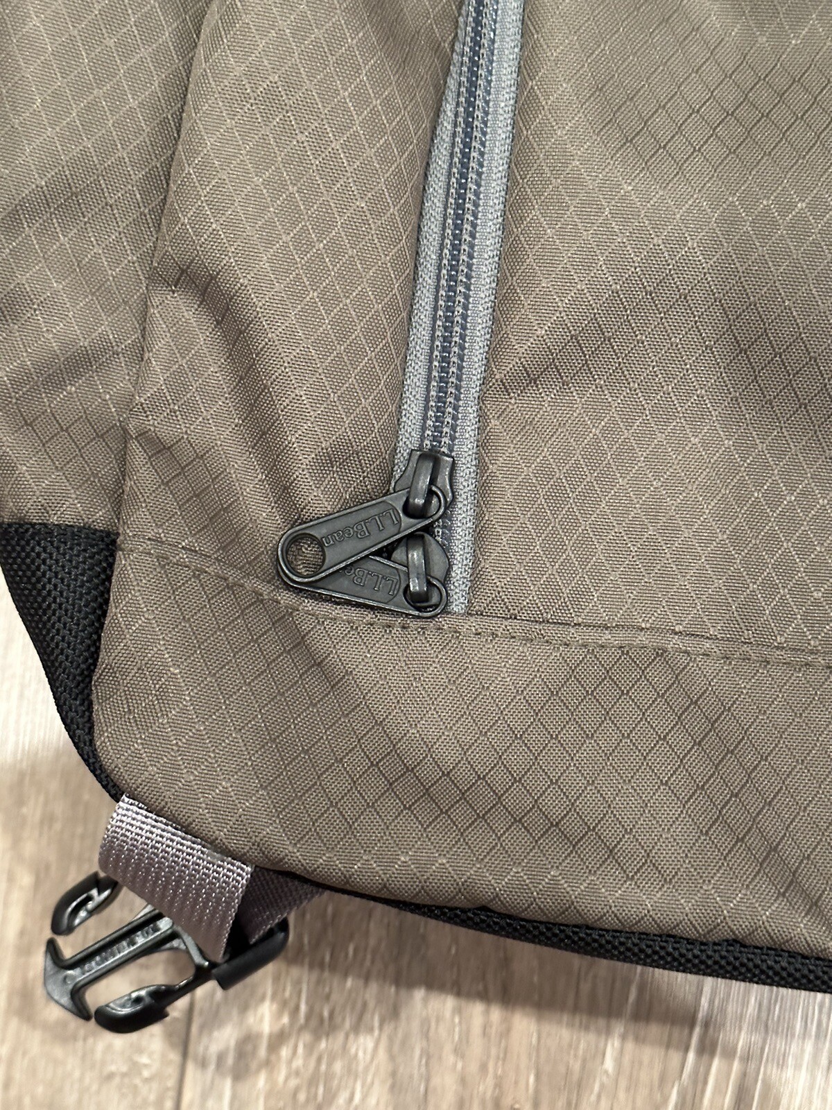 L.L. BEAN Men’s Large Nylon Shoulder Messenger Bag Dark Olive Green #0JGV4