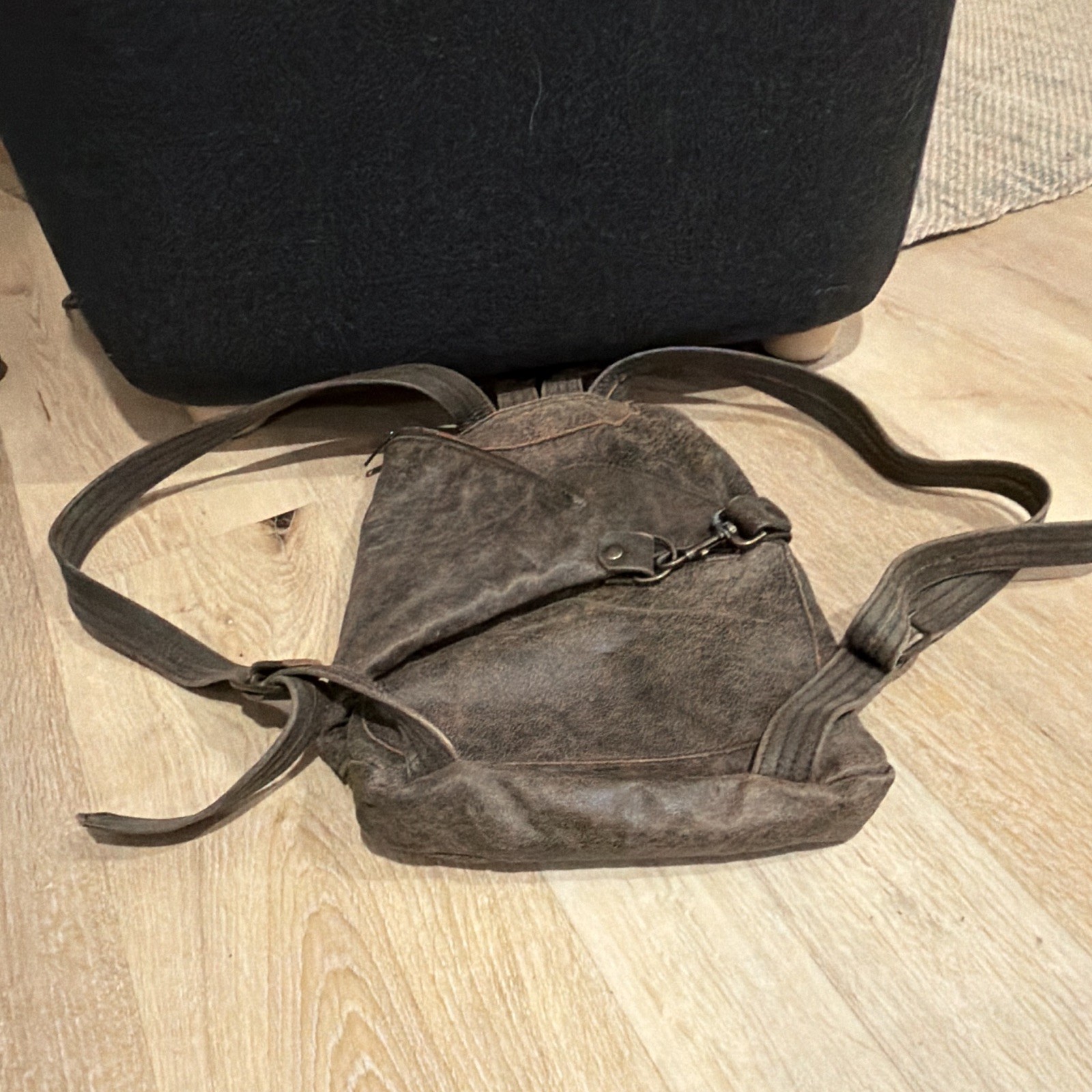 Brown Leather bag Medium Zip Buckle Outer Pockets Adjustable Strap Unisex