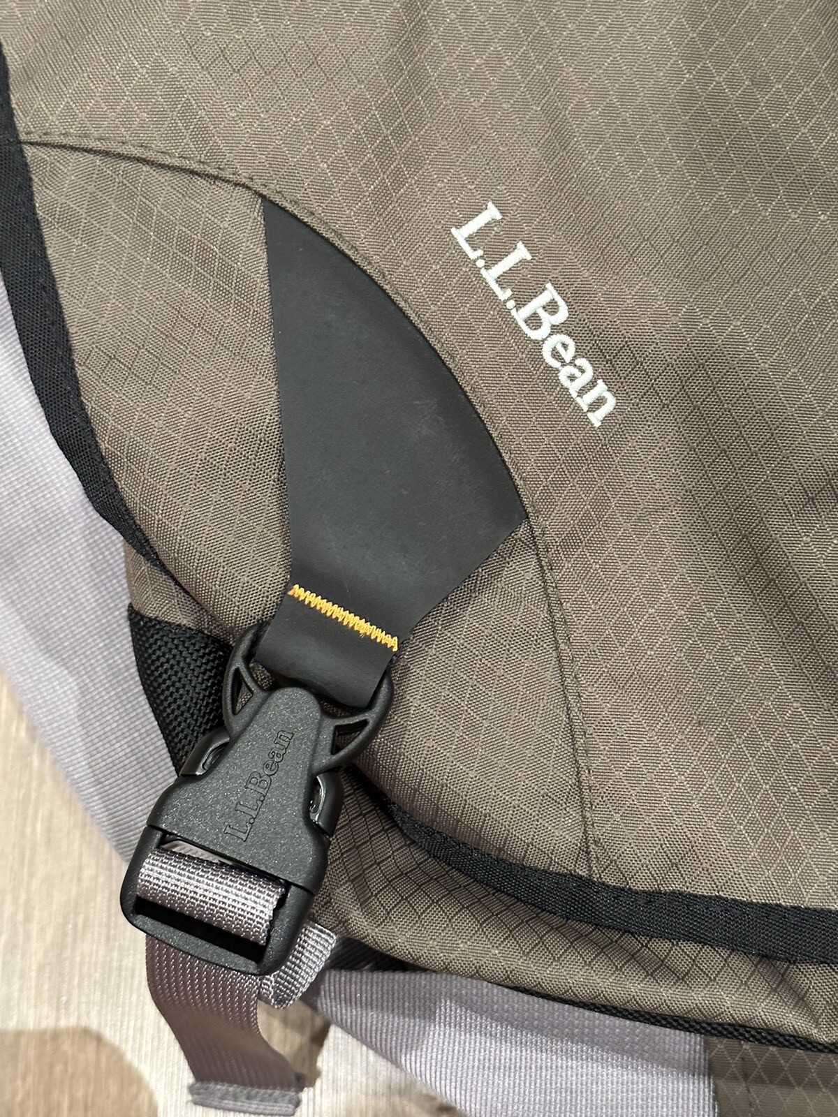 L.L. BEAN Men’s Large Nylon Shoulder Messenger Bag Dark Olive Green #0JGV4