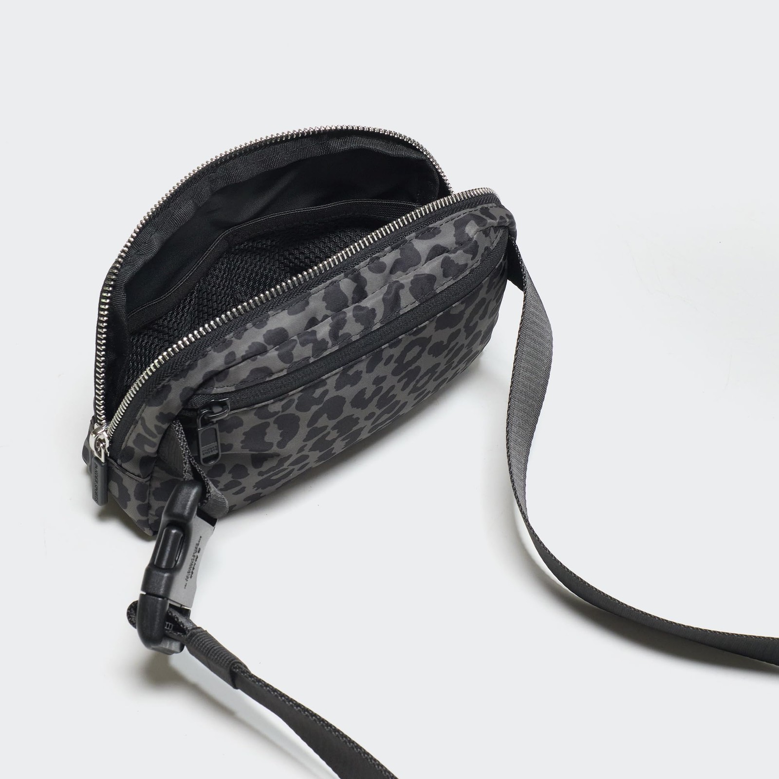 Pander Everywhere Belt 7.5” X 2” X 5” (19cm X 5.5cm X 13cm), 1L, Grey Leopard