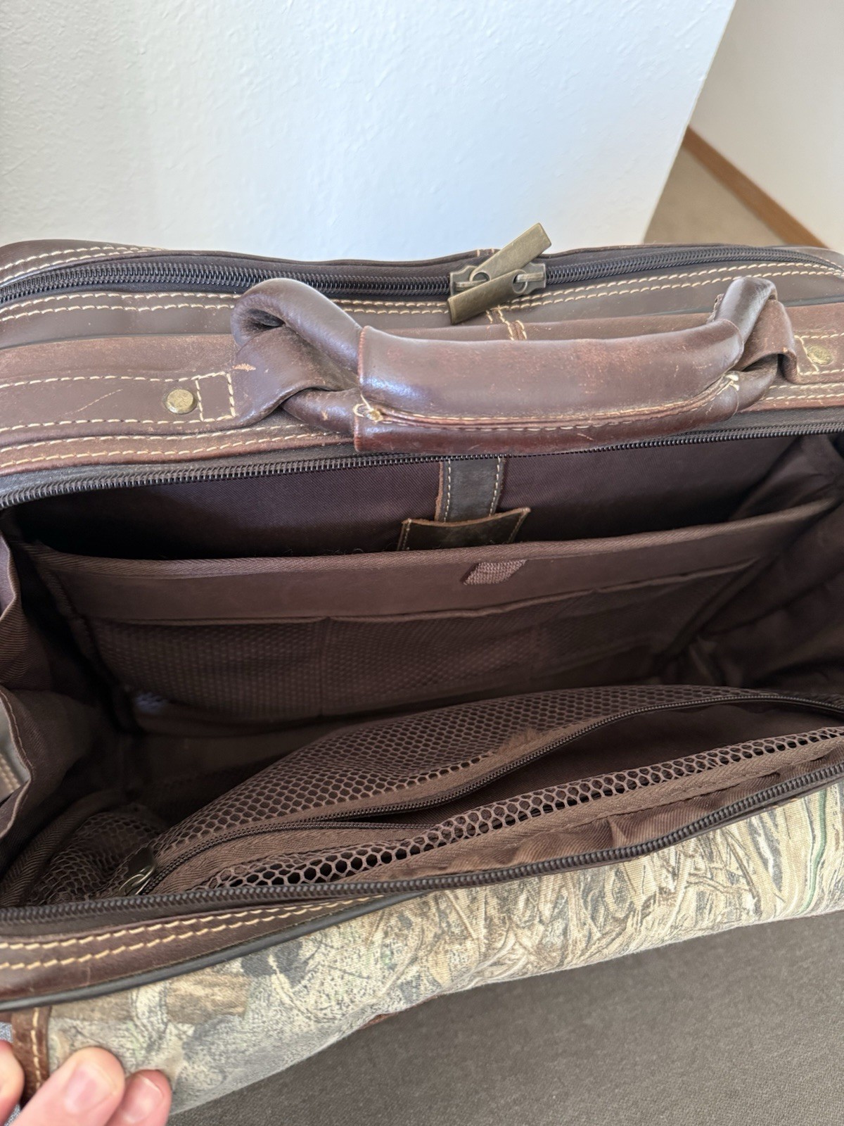 Ducks Unlimited Camouflage Brown leather briefcase/Messenger Bag Shoulder Strap