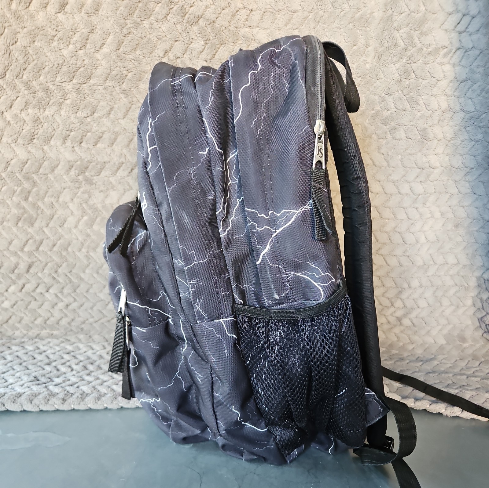 JanSport JS0A47AK Big Student Backpack 2100 cu in 34L 17 x 13 x 7.5 in