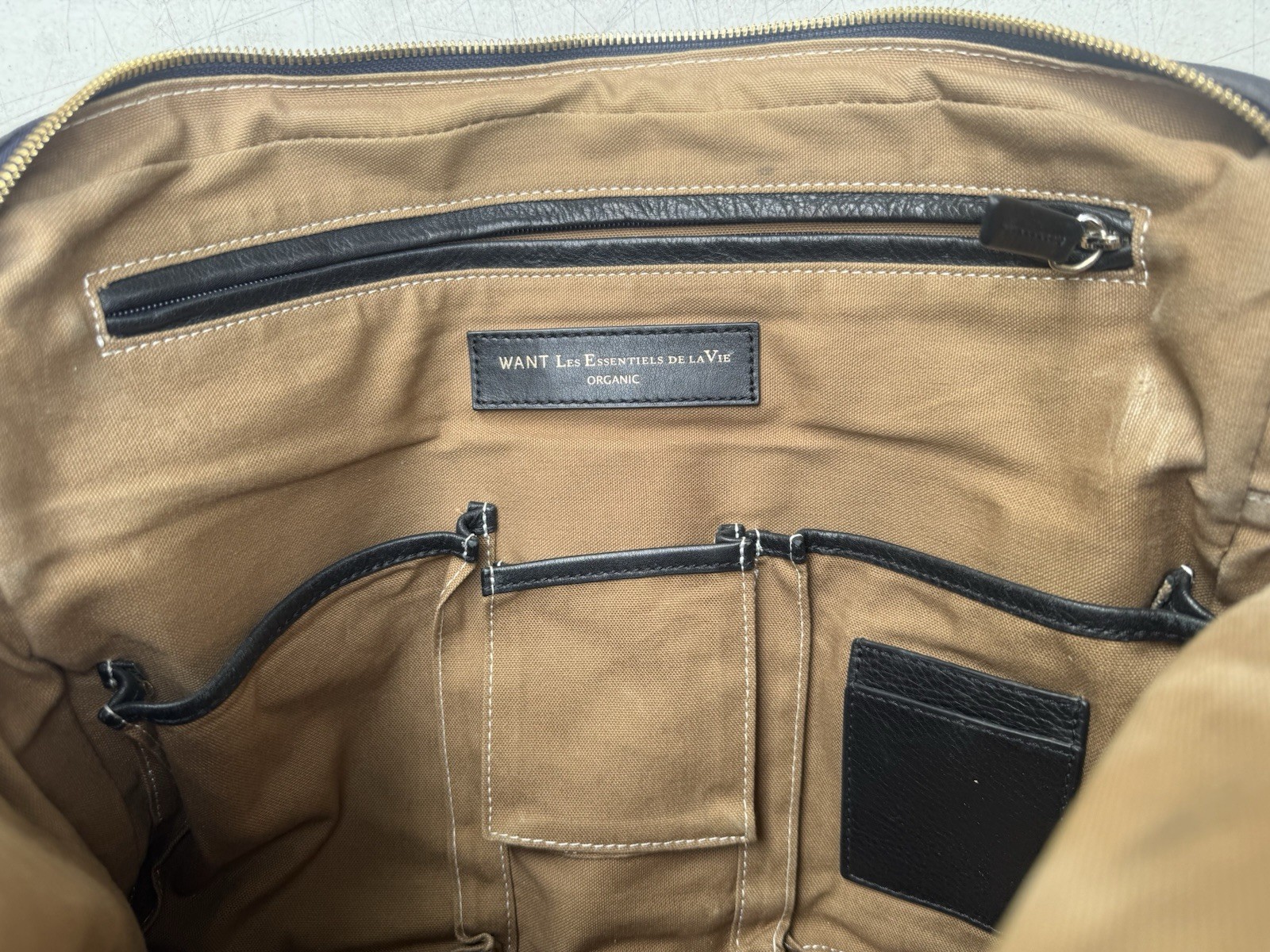 WANT Les Essentiels De La Vie Organic Heathrow Commuter Messenger Bag Black used