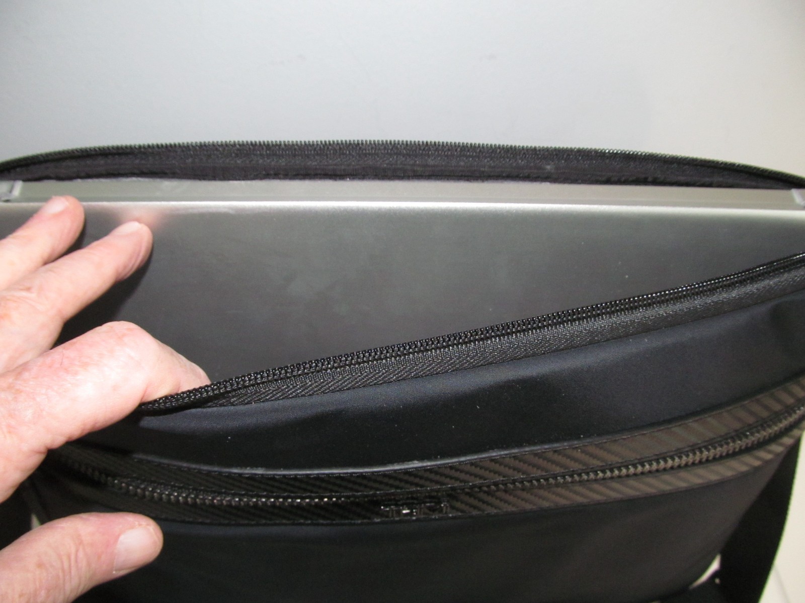 TUMI Kalvin Executive Black Nylon-Leather 14″ Laptop Sleeve-Crossbody-Carbon NWT