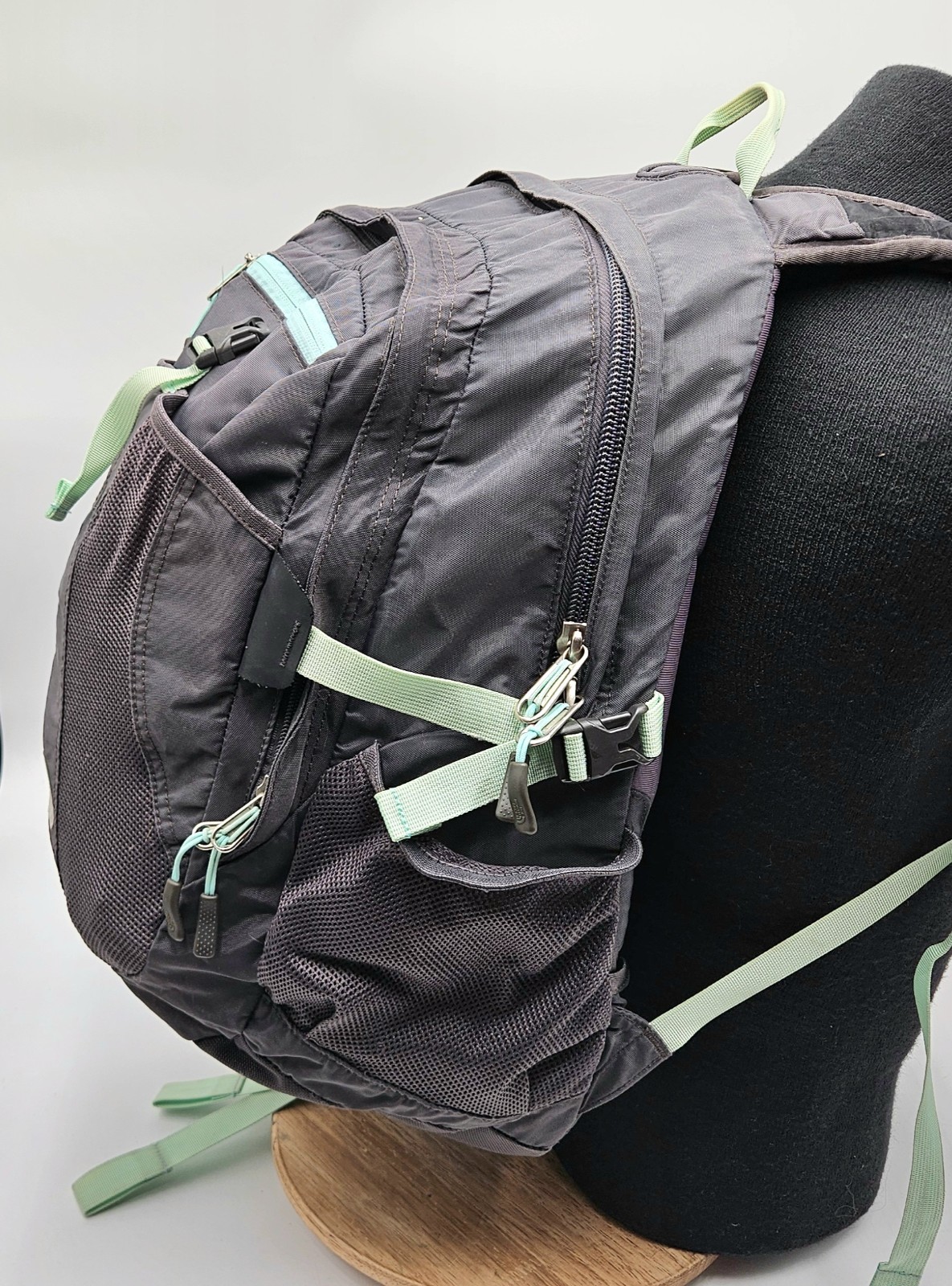 The North Face Backpack/Laptop/Hiking/Travel Bag Recon Black 30 Liter