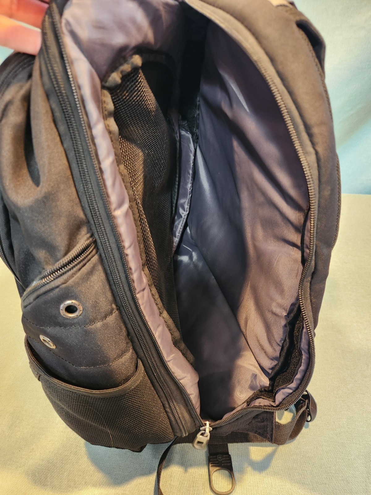 Swiss Gear Airflow Laptop Tablet Backpack Black Many Compartments – Zipper Issue