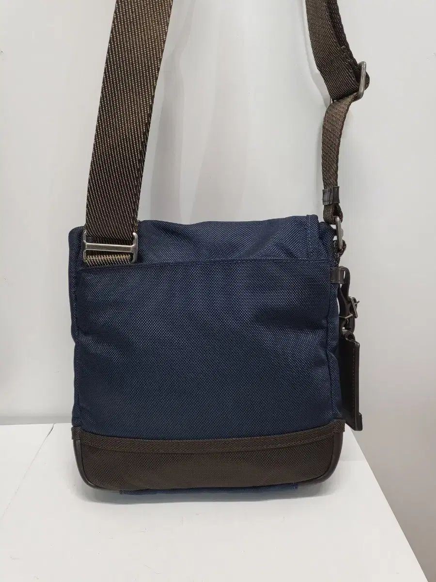 Tumi Crossback (Free shipping *Not applicable for Mercari shop transactions)
