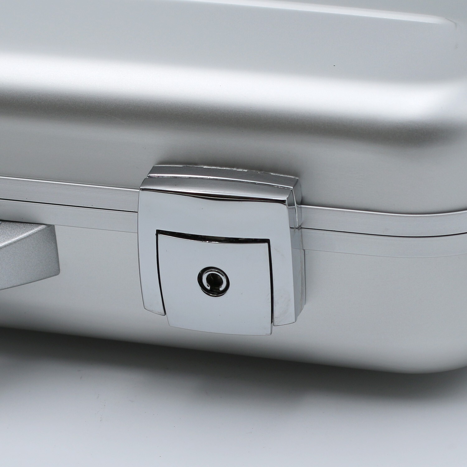18-Inch Molded Aluminum Briefcase – EXECUTIVE Stylish, Durable, and 5-Inch Deep