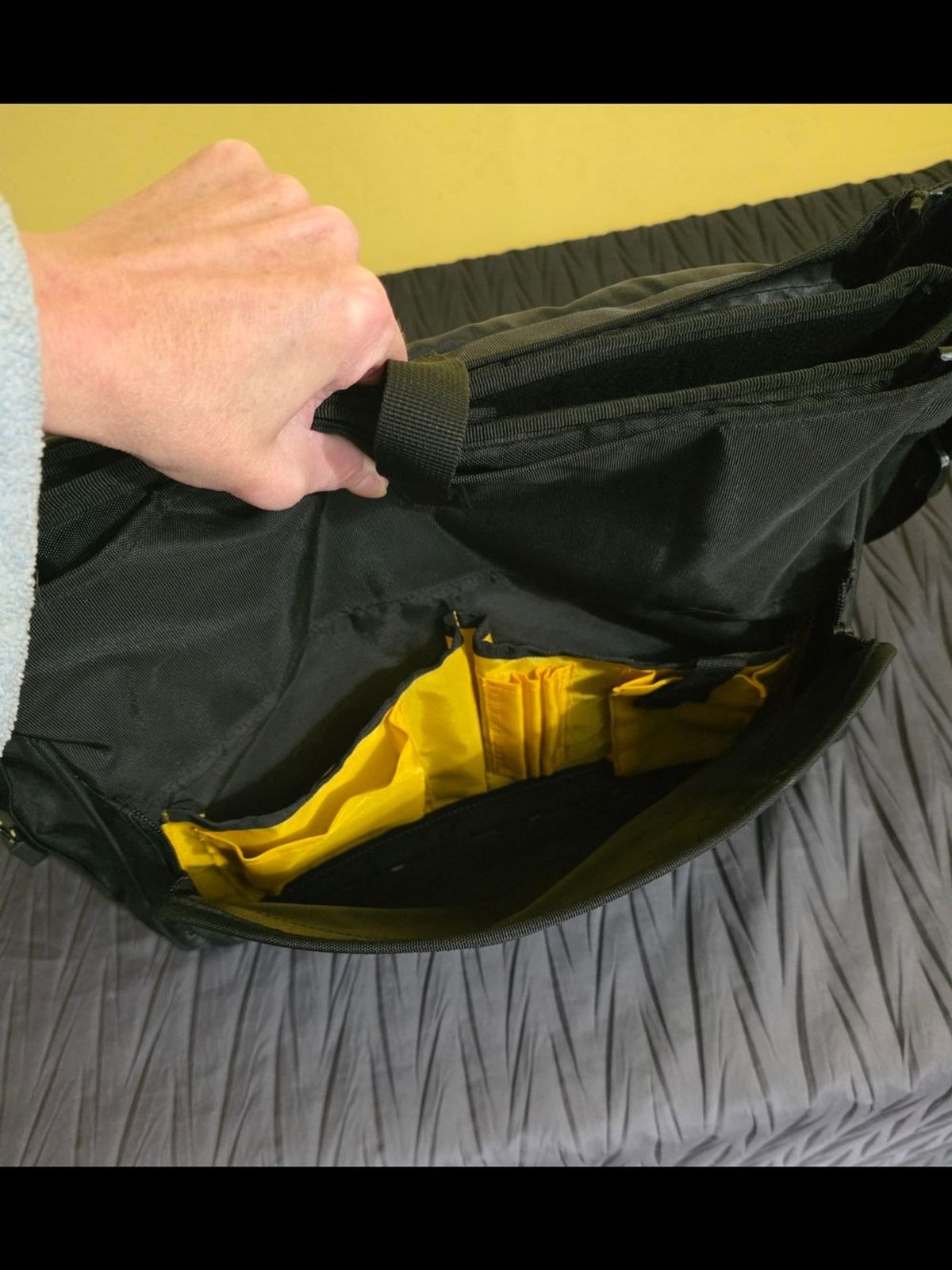 Jeep Black Men’s Messenger Bag – Durable Everyday Carry