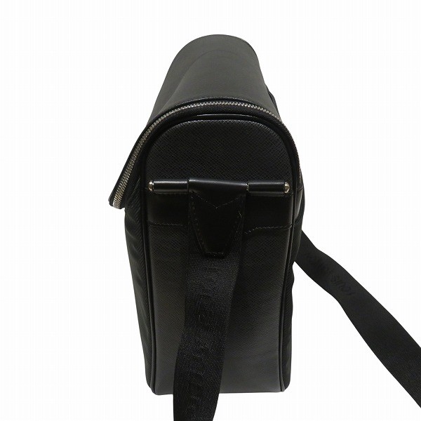 Louis Vuitton Taiga Shoulder Bag – DUTY FREE