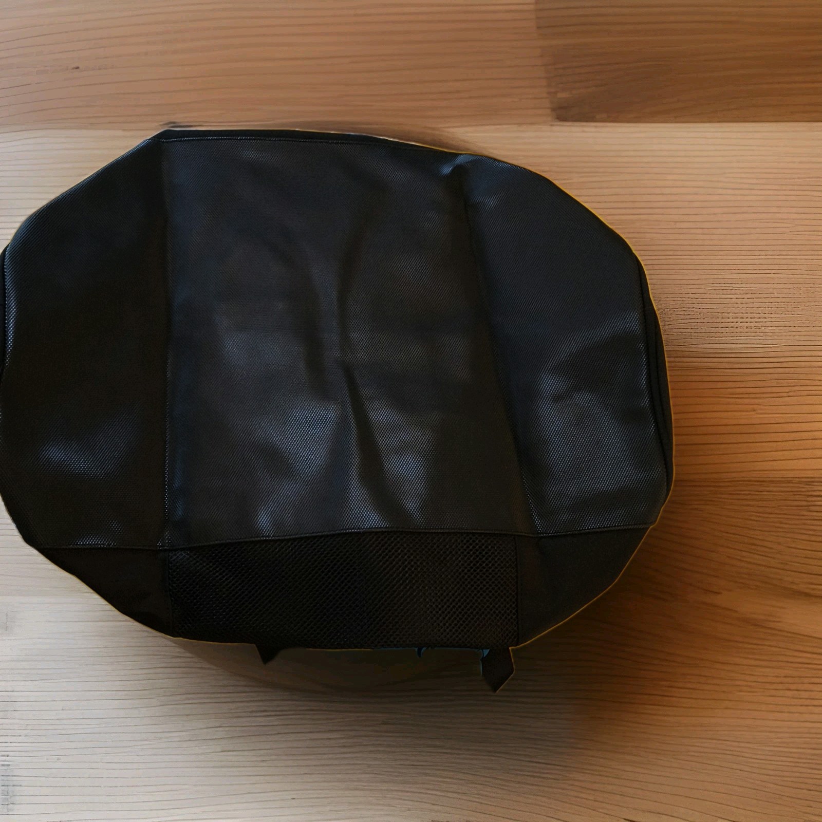 100% polyester with 3 compartments. Capacity of 44L
