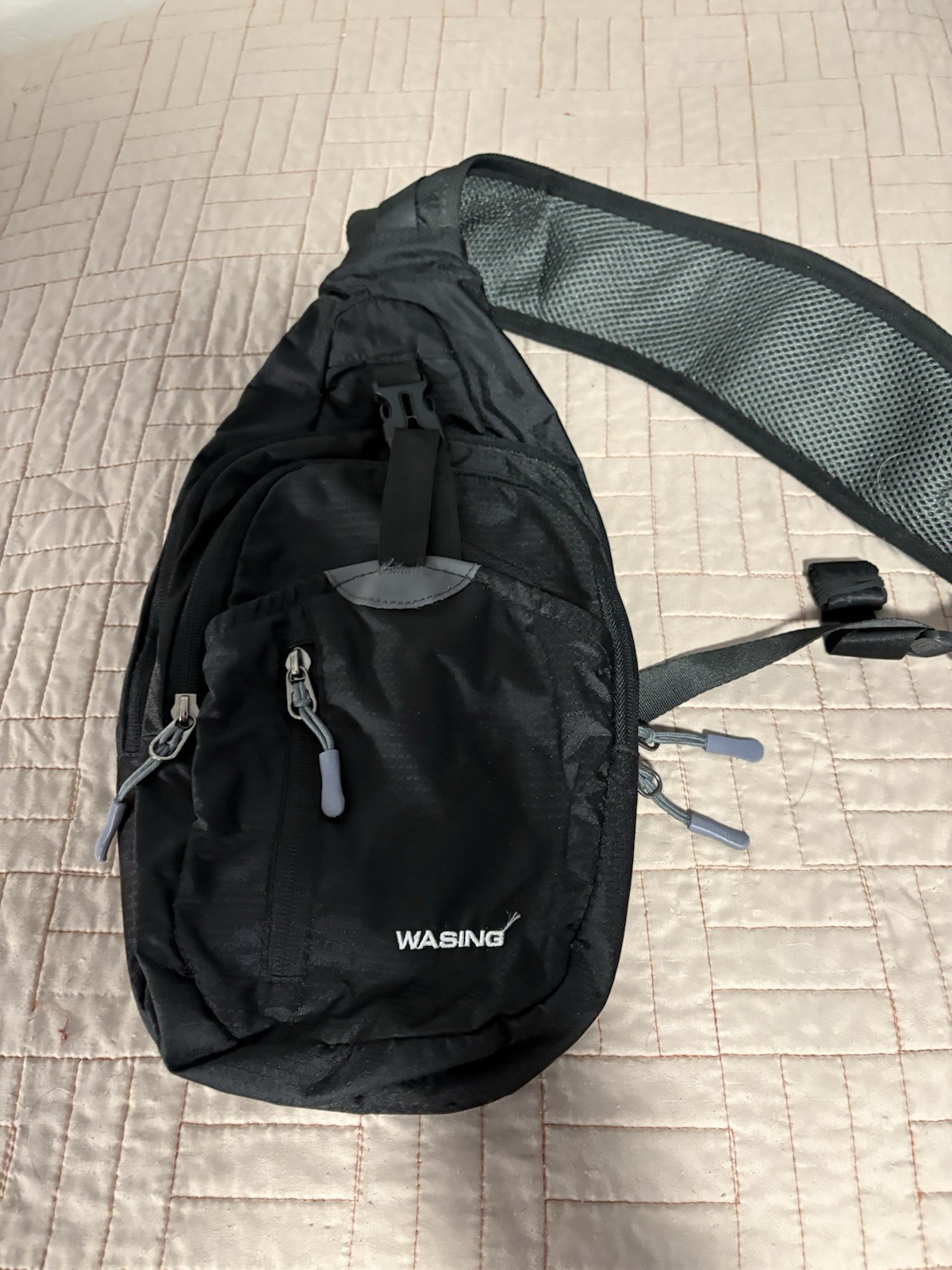 3 Pack Washing Over The Shoulder Bag. 4 Zippered Pockets. Strapped Main Closer