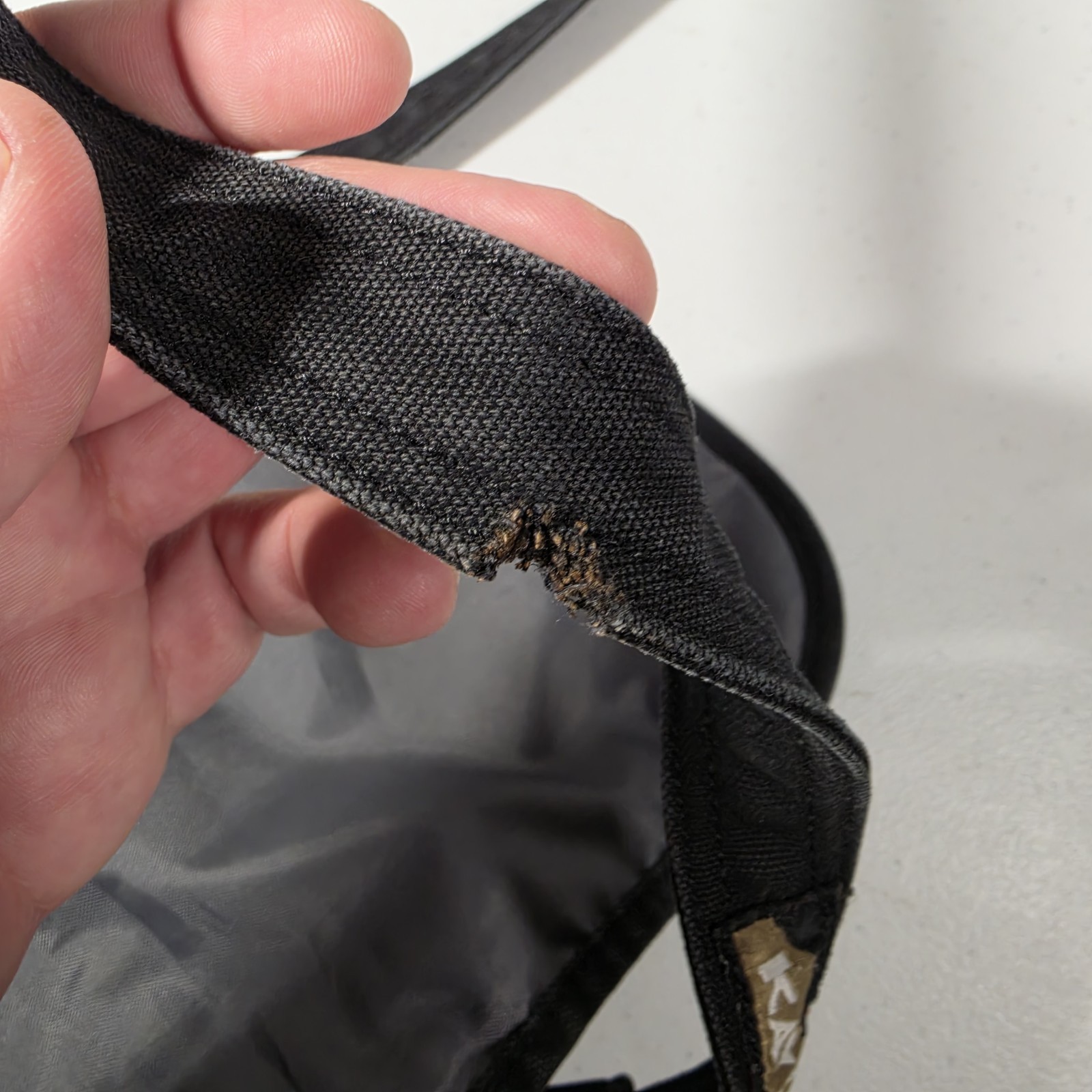 KAVU Kicker Canvas Crossbody/Messenger Bag With Flap Closure. Black. READ..