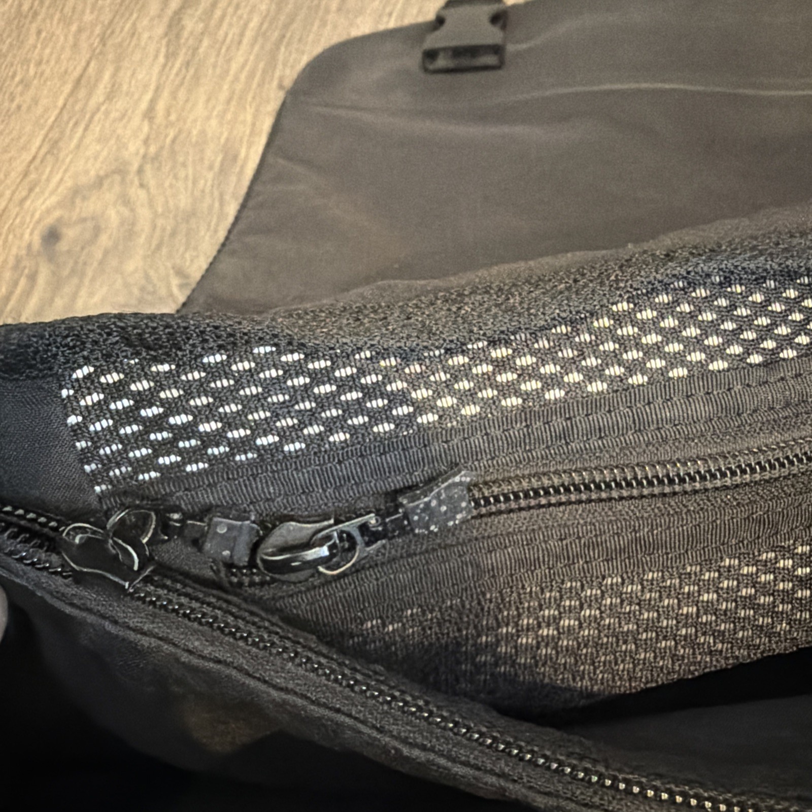 Tumi T2 Tech Bag Black Ballistic Expandable Messenger Laptop Bag Satchel Travel