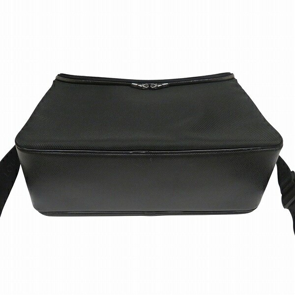 Louis Vuitton Taiga Shoulder Bag – DUTY FREE