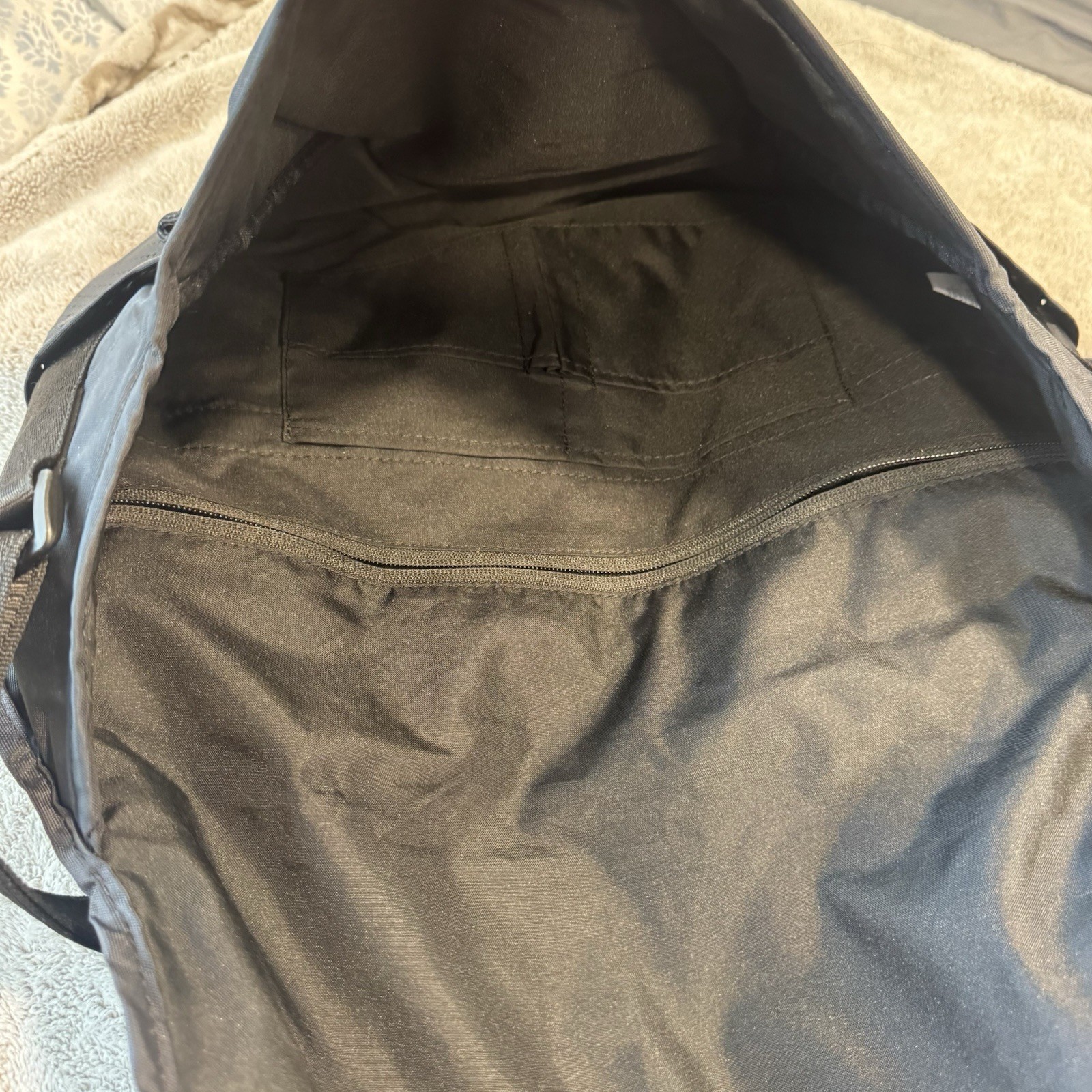 Nike Sportswear Essentials Messenger Bag (15L) Black Ironstone Shoulder Strap