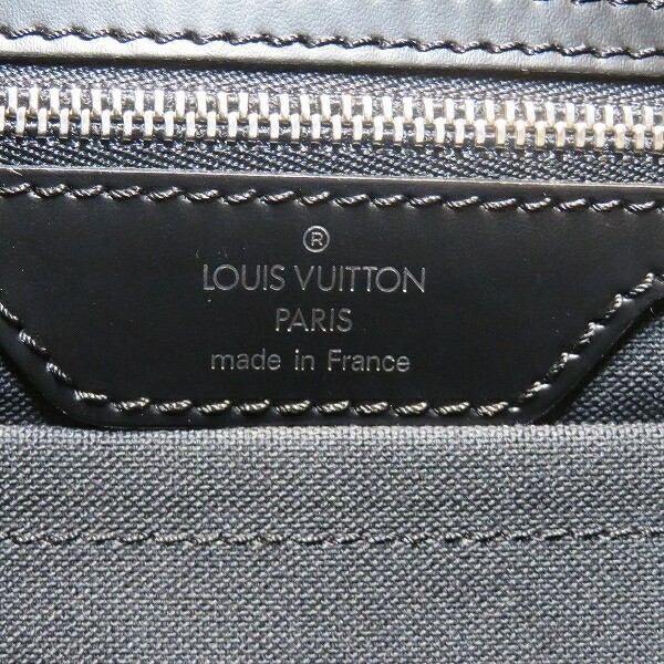 Louis Vuitton Taiga Shoulder Bag – DUTY FREE