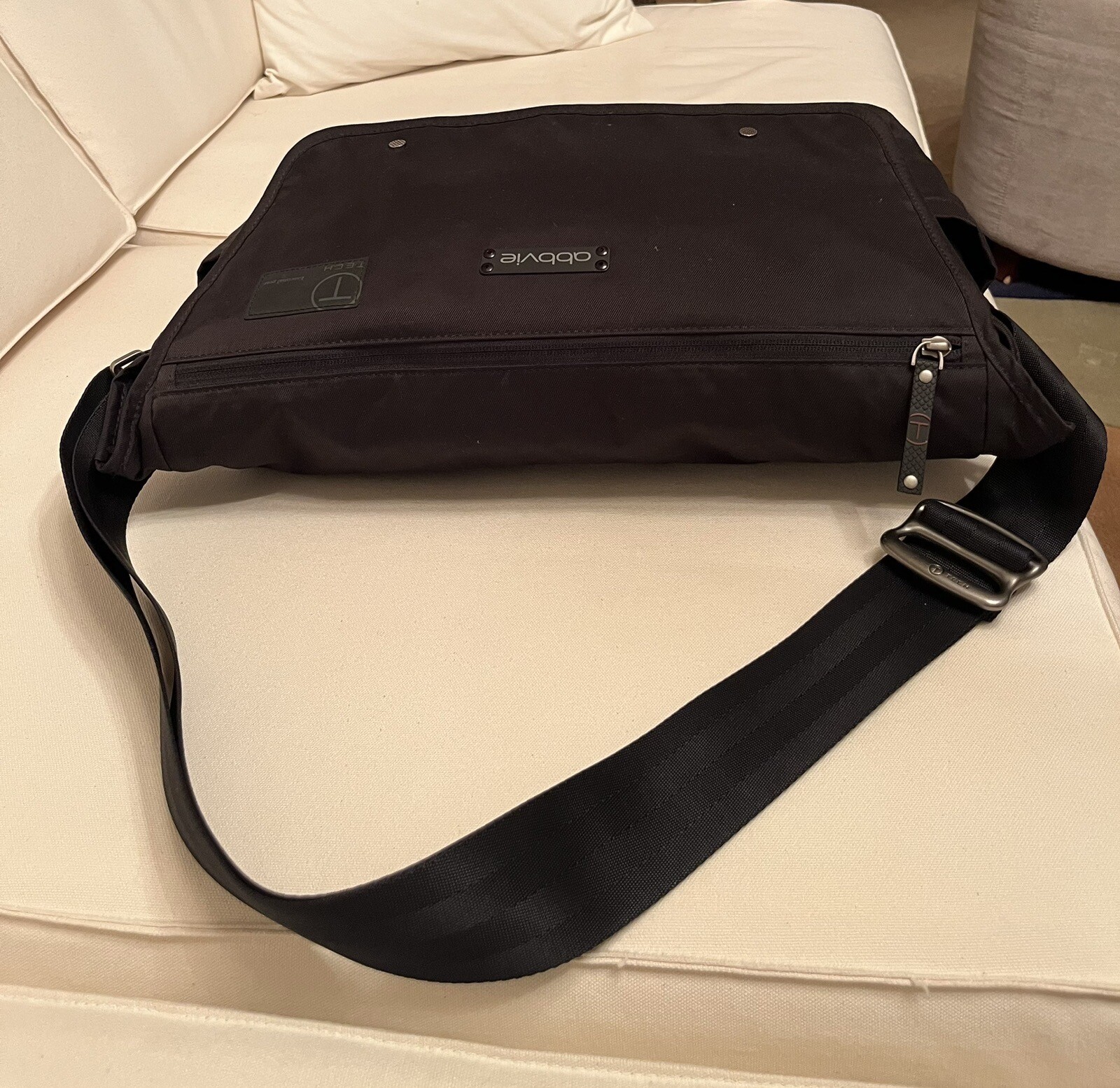 Tumi T-Tech Essential Gear Black 19”x12”x4” Laptop Messenger Bag