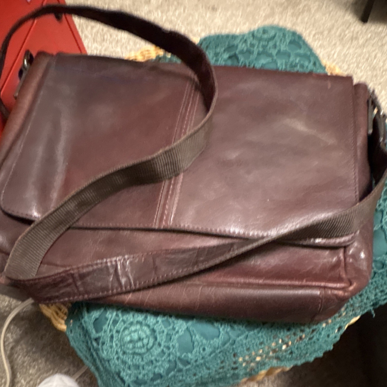 Brown Messenger Bag Magnetic Zip Closure Inner Pockets Shoulder Strap Men
