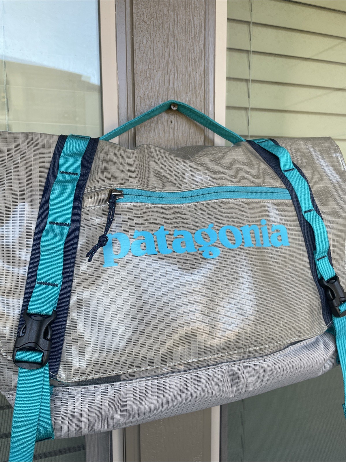 RARE Patagonia Black Hole Messenger 12L Bag Grey Turquoise Green Laptop 49321