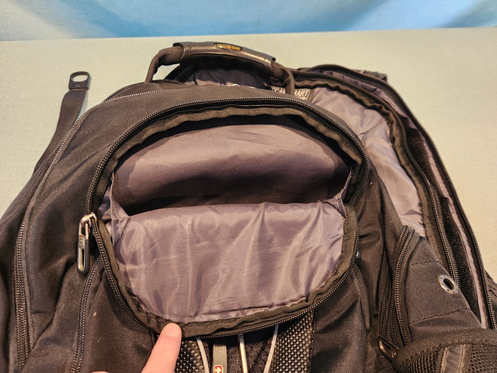 Swiss Gear Airflow Laptop Tablet Backpack Black Many Compartments – Zipper Issue