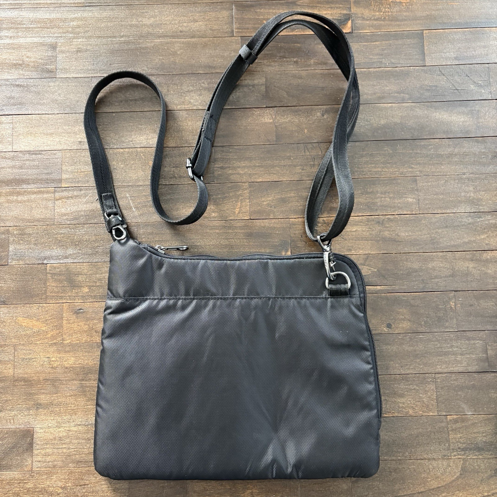 Pacsafe DaySafe Black Anti-theft Tech RFID Zip Around Adjustable Strap Crossbody