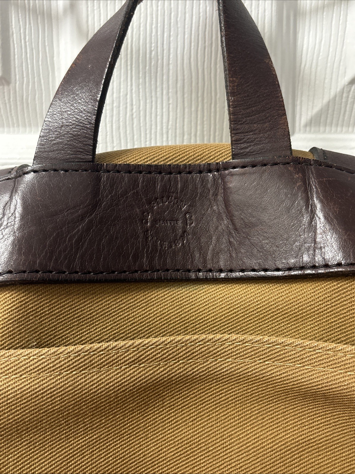 Filson Rugged Twill Field Bag | Medium – 14L | Tan