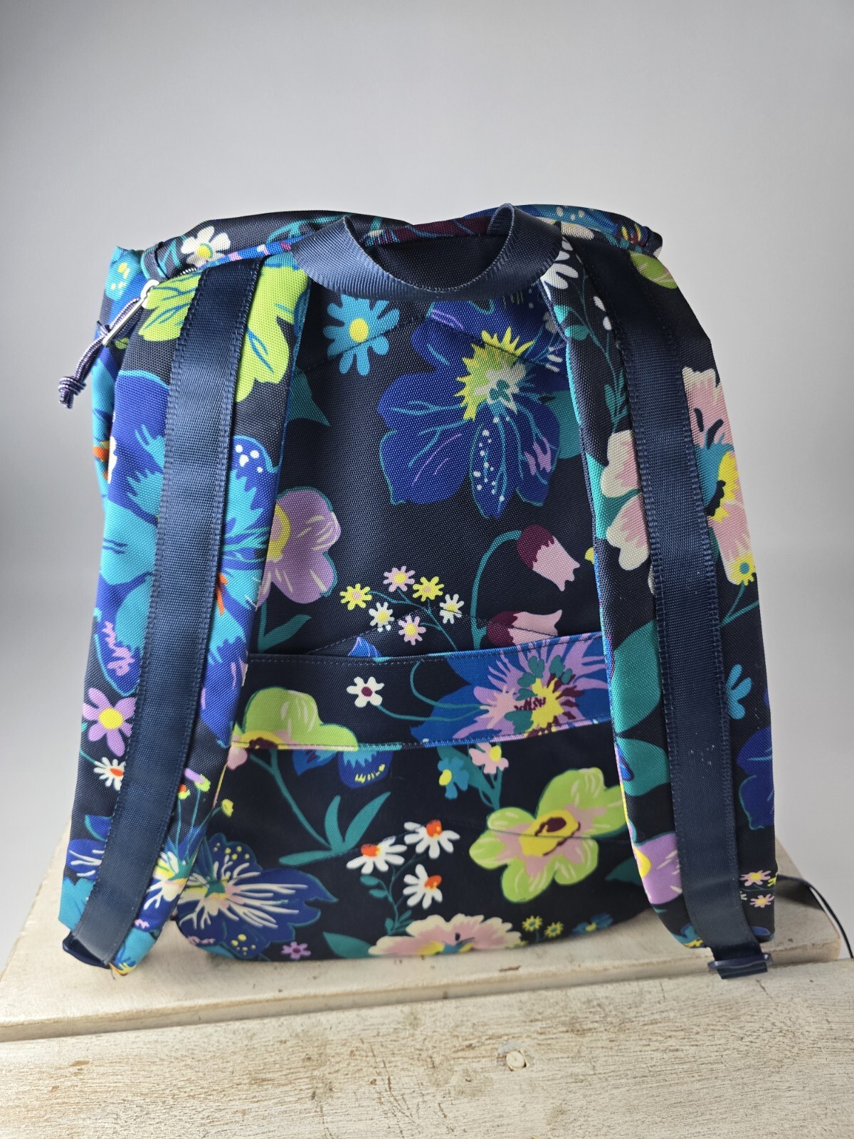 VERA BRADLEY Lighten Up Firefly GARDEN Backpack Drawstings Buckle Flowers Floral