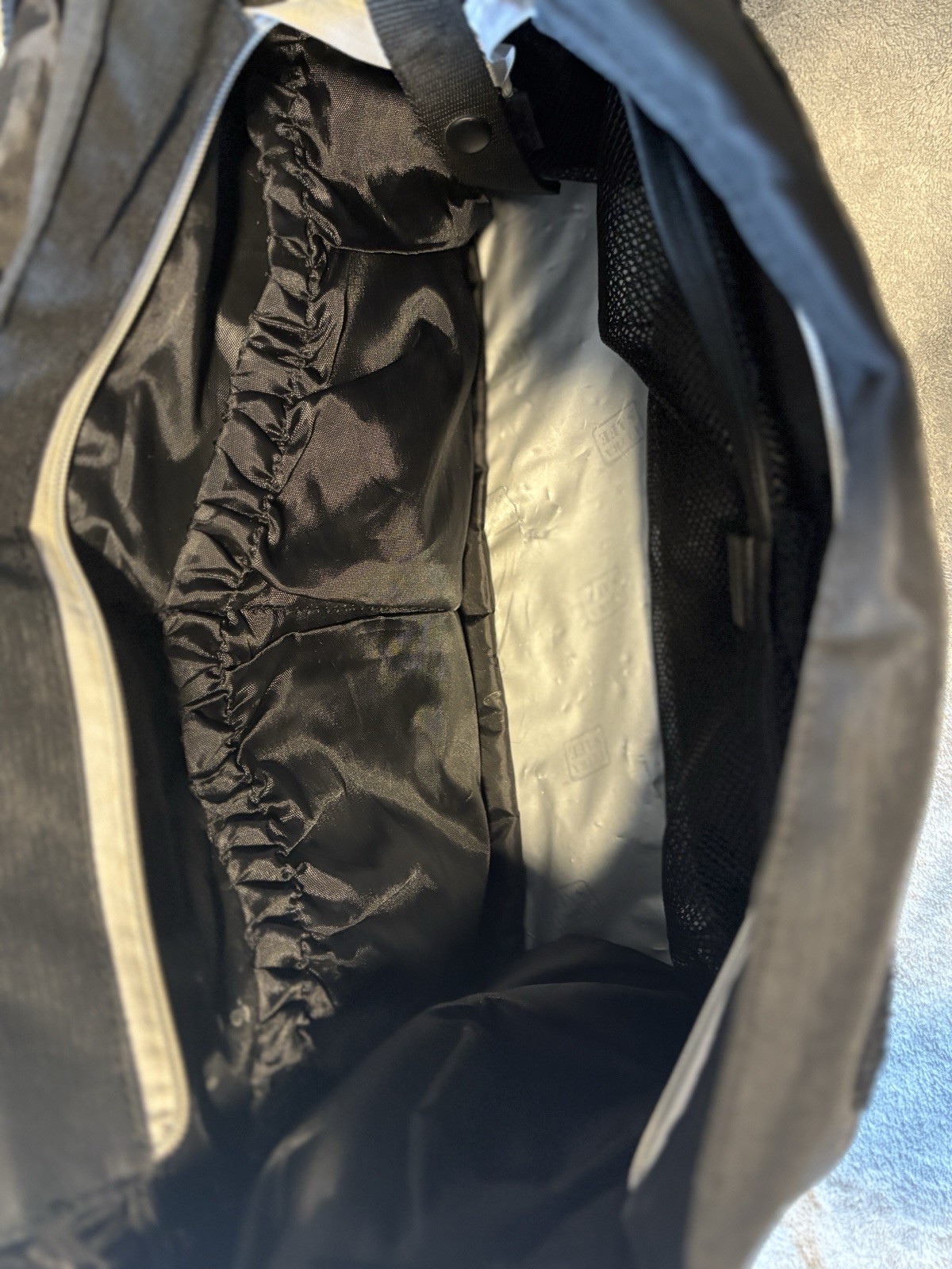 Columbia Black Diaper Bag Zip Closure Crossbody Strap Inner Pockets