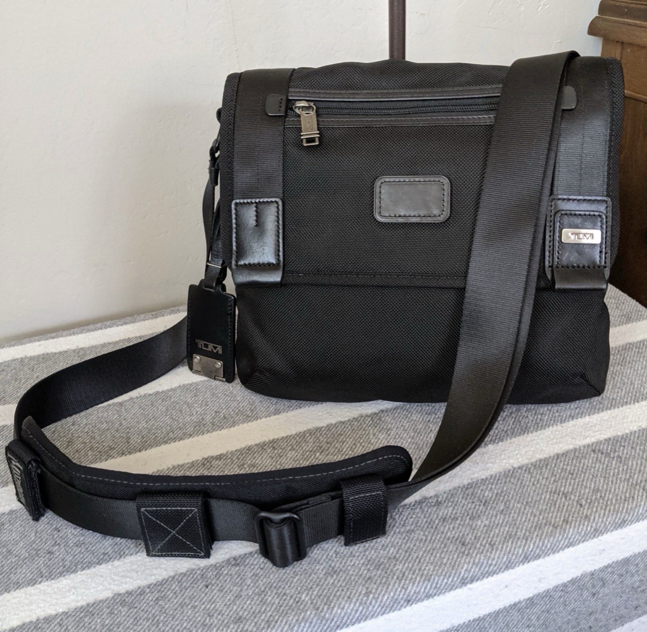 🎒 NEW TUMI Alpha 3 Pocket Bag Small Black Crossbody Shoulder Travel Bag