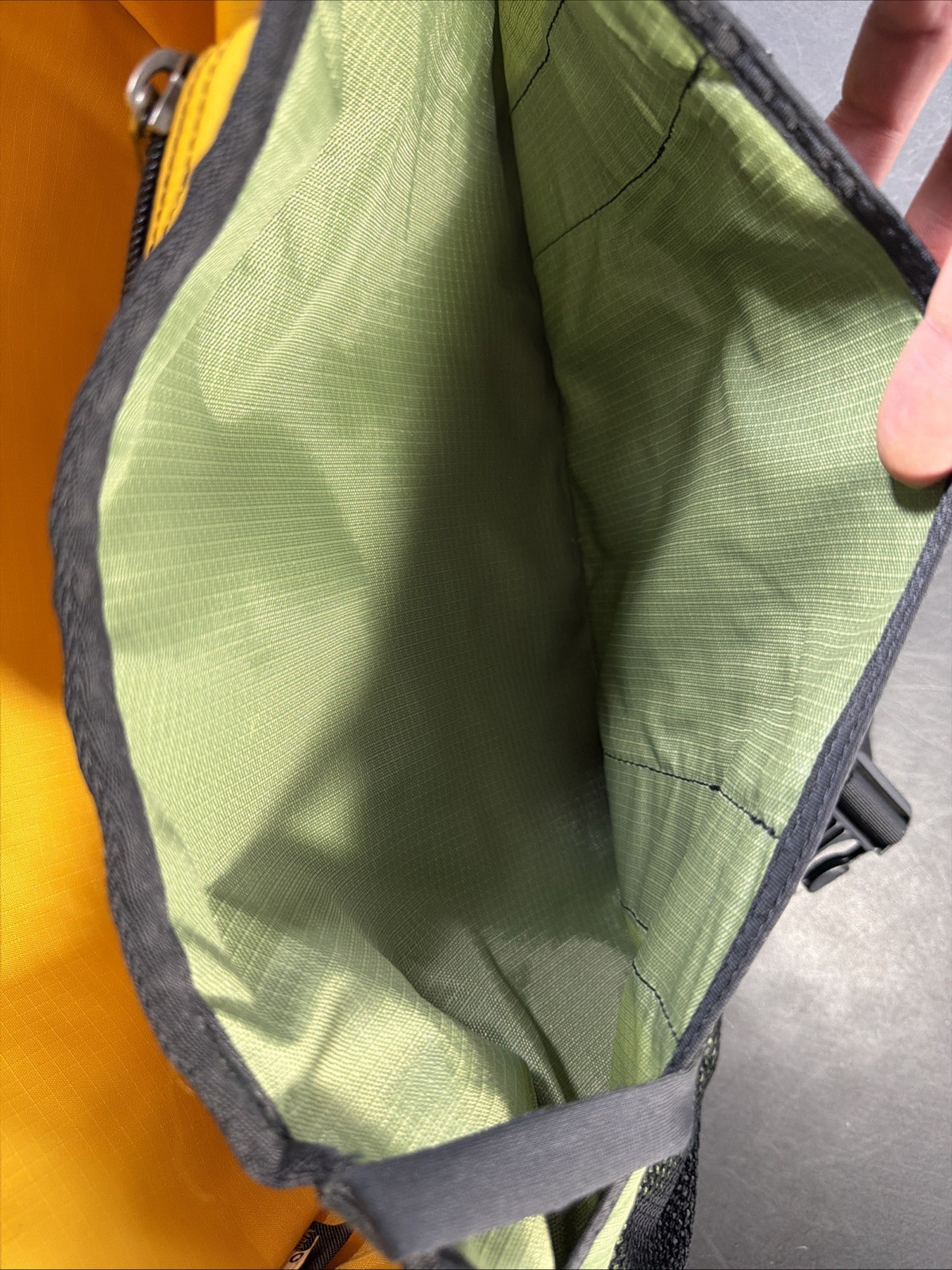 MountainSmith Rocket Olive Gray Black Laptop Outdoor Messenger Shoulder Bag