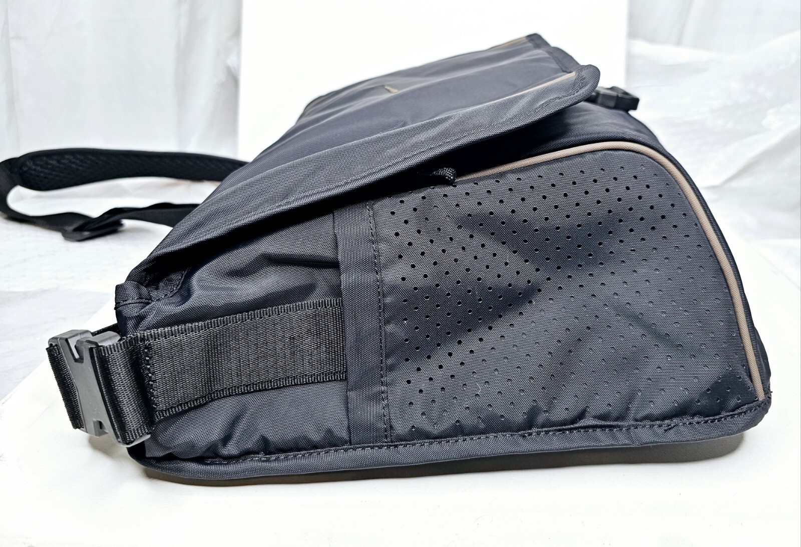 Nike Sportswear Essentials Messenger Bag 15L Black Ironstone DJ9792-010 Clean