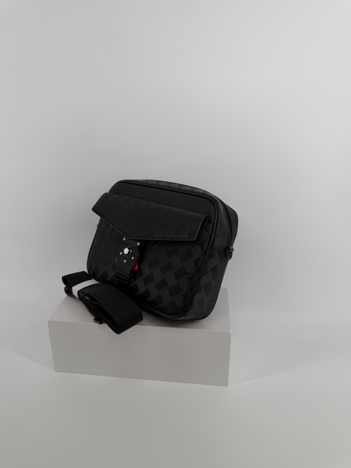 Mont Blanc Extreme 3.0 Messenger M Lock 4810 Black Brand New $1,590 Retail
