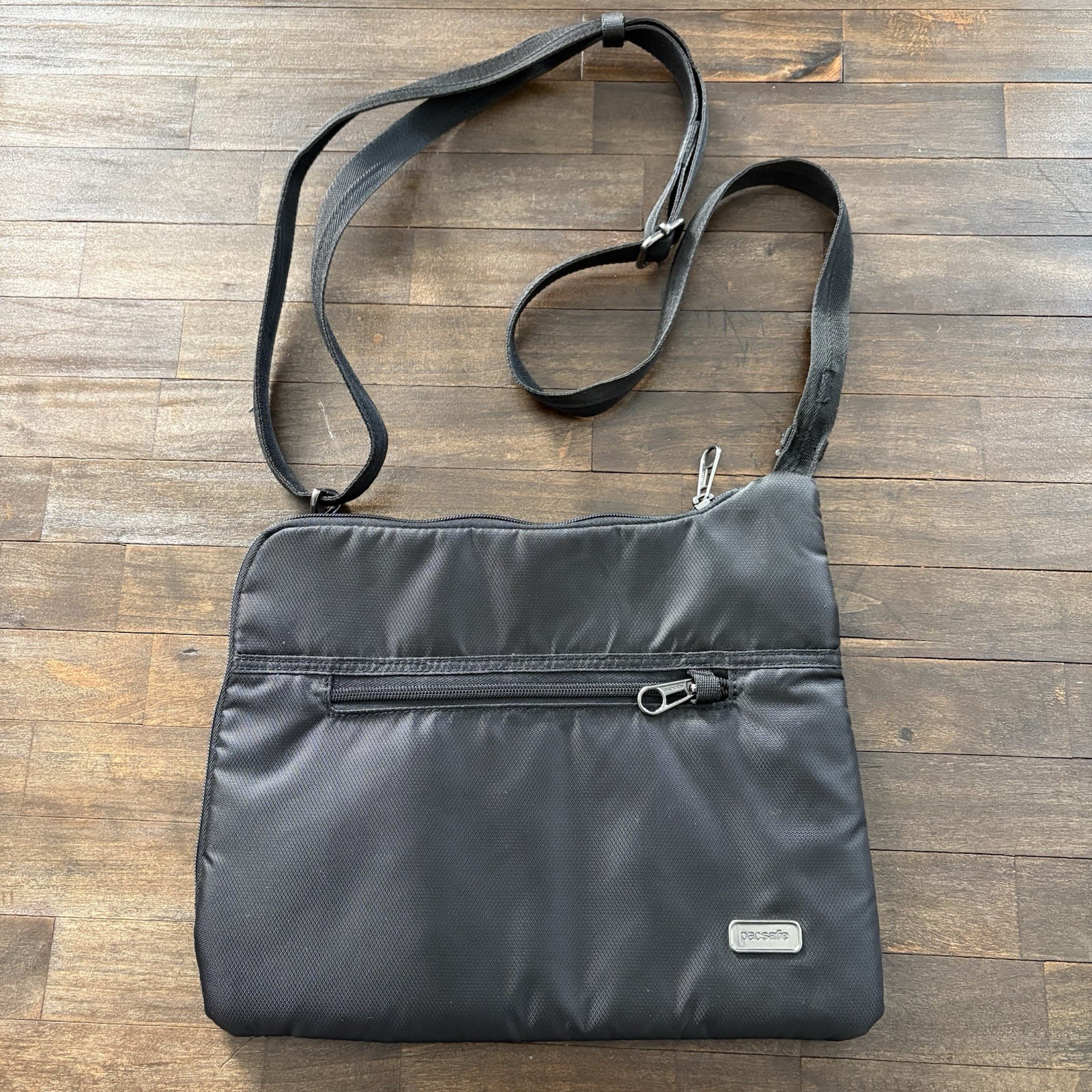 Pacsafe DaySafe Black Anti-theft Tech RFID Zip Around Adjustable Strap Crossbody