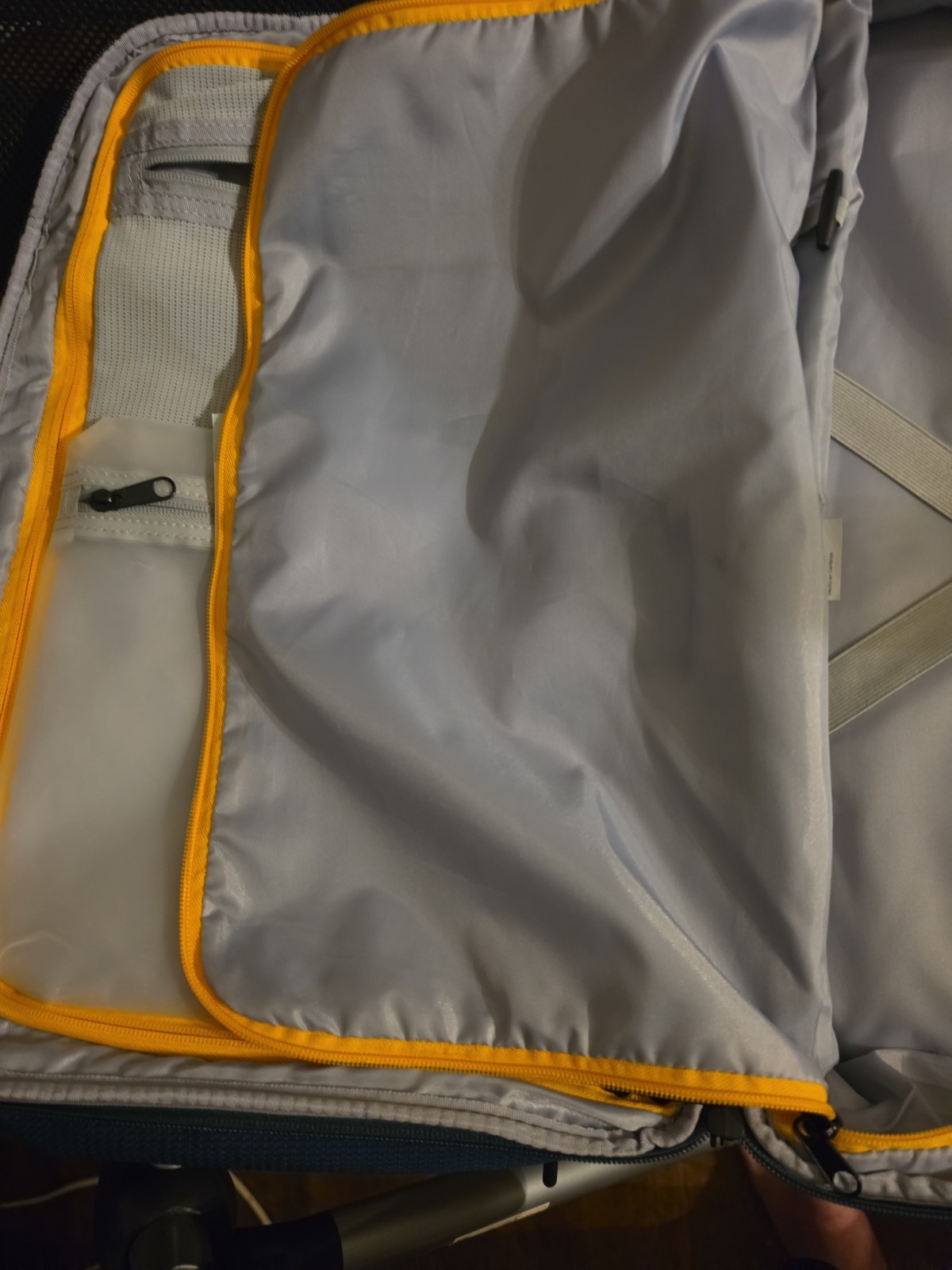 High Siera Travel Backpack, 2-Inch Expansion, WetPak Pockets, 20″ Laptop Slot